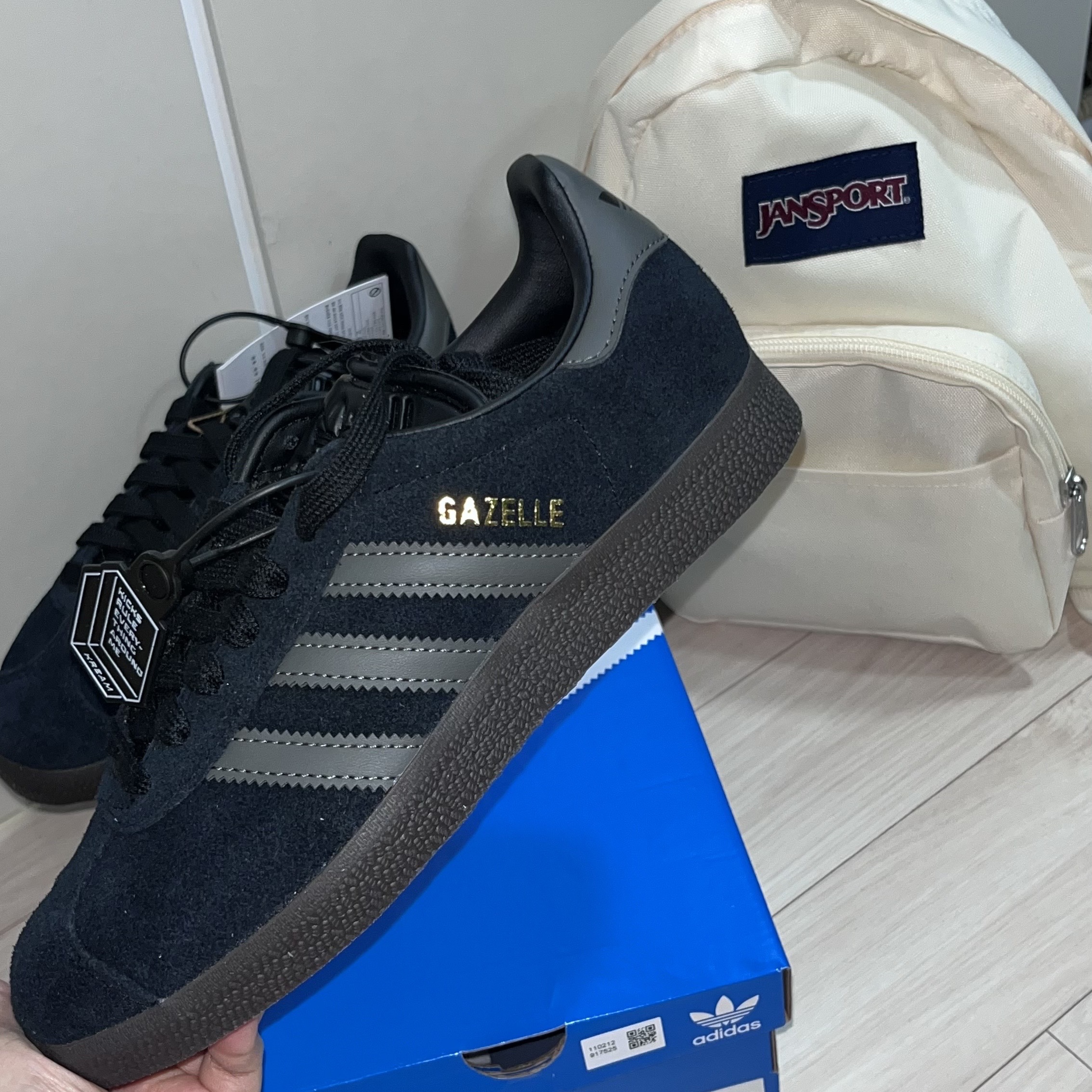 Adidas Gazelle Core Black Gold Metallic Gum 착용 스타일