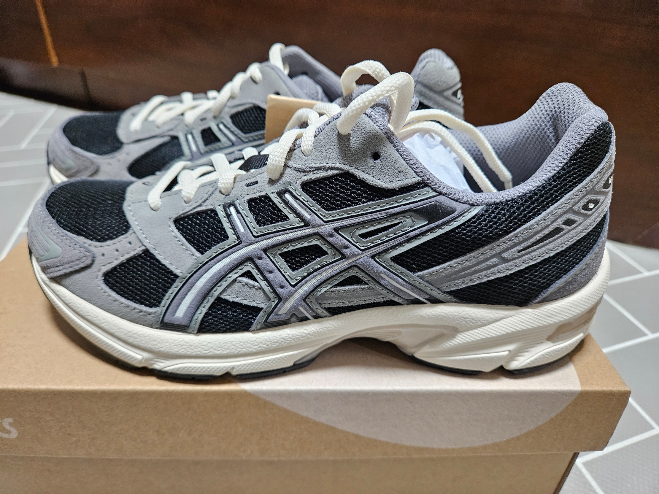 Asics Gel-1130 Black Carbon 착용 스타일 - 2