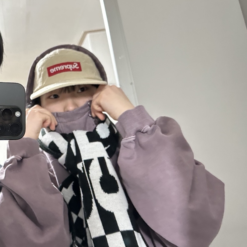 The Museum Visitor KREAM Curved Zipper Puffer Down Vest Glossy Black - 23FW, Supreme Punched Denim Camp Cap Dyed Beige - 23FW 착용 스타일 - 4