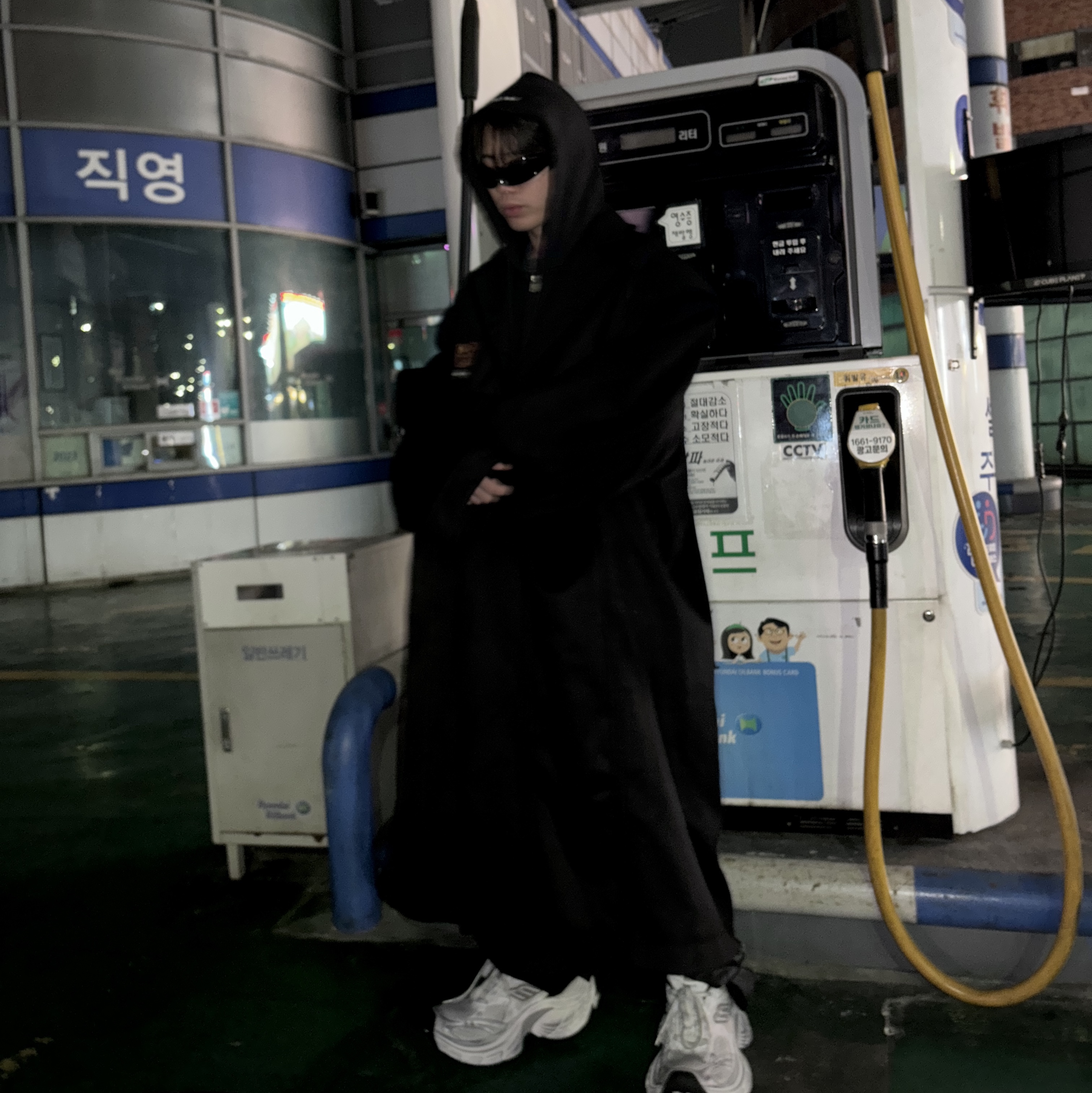 Balenciaga Skin Cat Sunglasses Black, Project G/R SPC Cropped Distressed Zip Hoodie Washed Black 착용 스타일 - 2