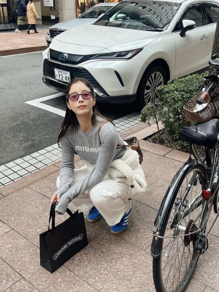 (W) Miu Miu Wool and Cashmere Sweater Grey 착용 스타일