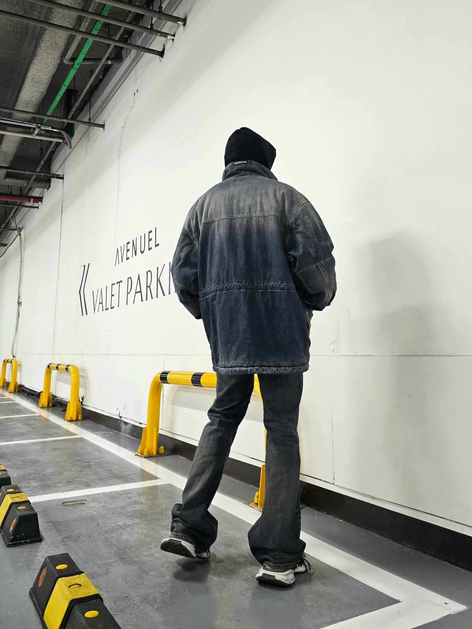 Balenciaga Denim Oversized Parka Light Blue, Balenciaga Bootcut Pants Light Blue 착용 스타일 - 4