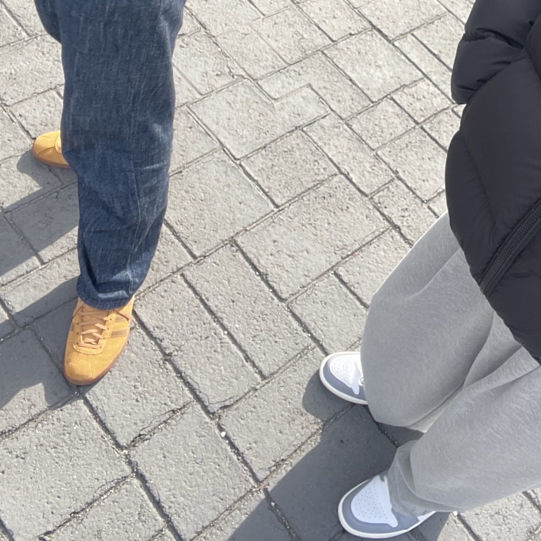 Jordan 1 Low Stealth and White, Adidas Tobacco Gruen Mesa Brown Desert 착용 스타일