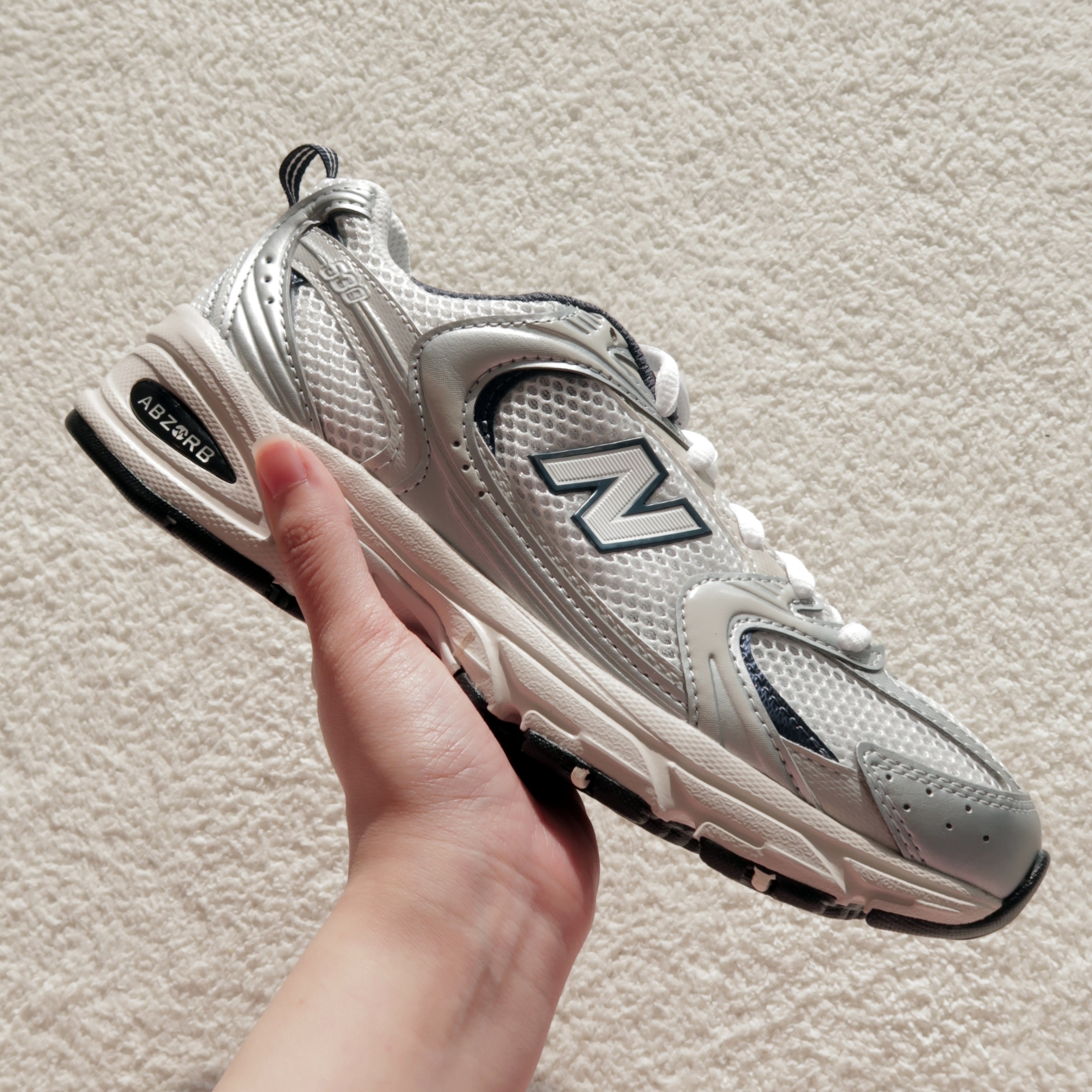 New Balance 530 Steel Grey 착용 스타일 - 2