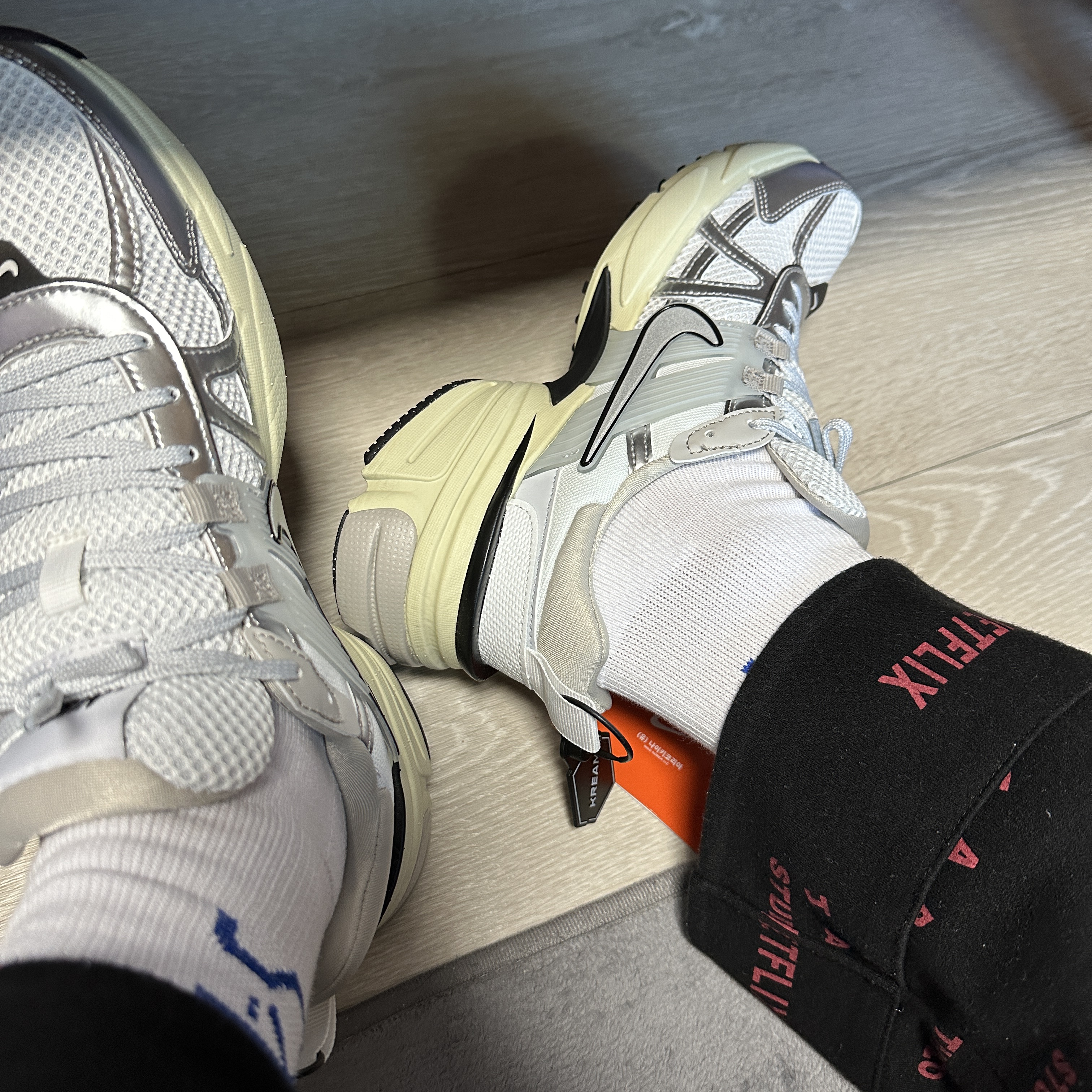 Nike V2K Run Summit White Metallic Silver, IAB Studio x Netflix Pajama Cushion Cover Set Black 착용 스타일