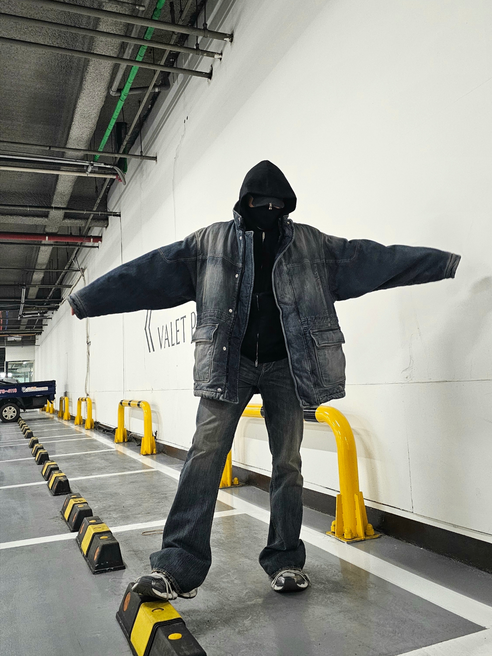 Balenciaga Denim Oversized Parka Light Blue, Balenciaga Bootcut Pants Light Blue 착용 스타일 - 1
