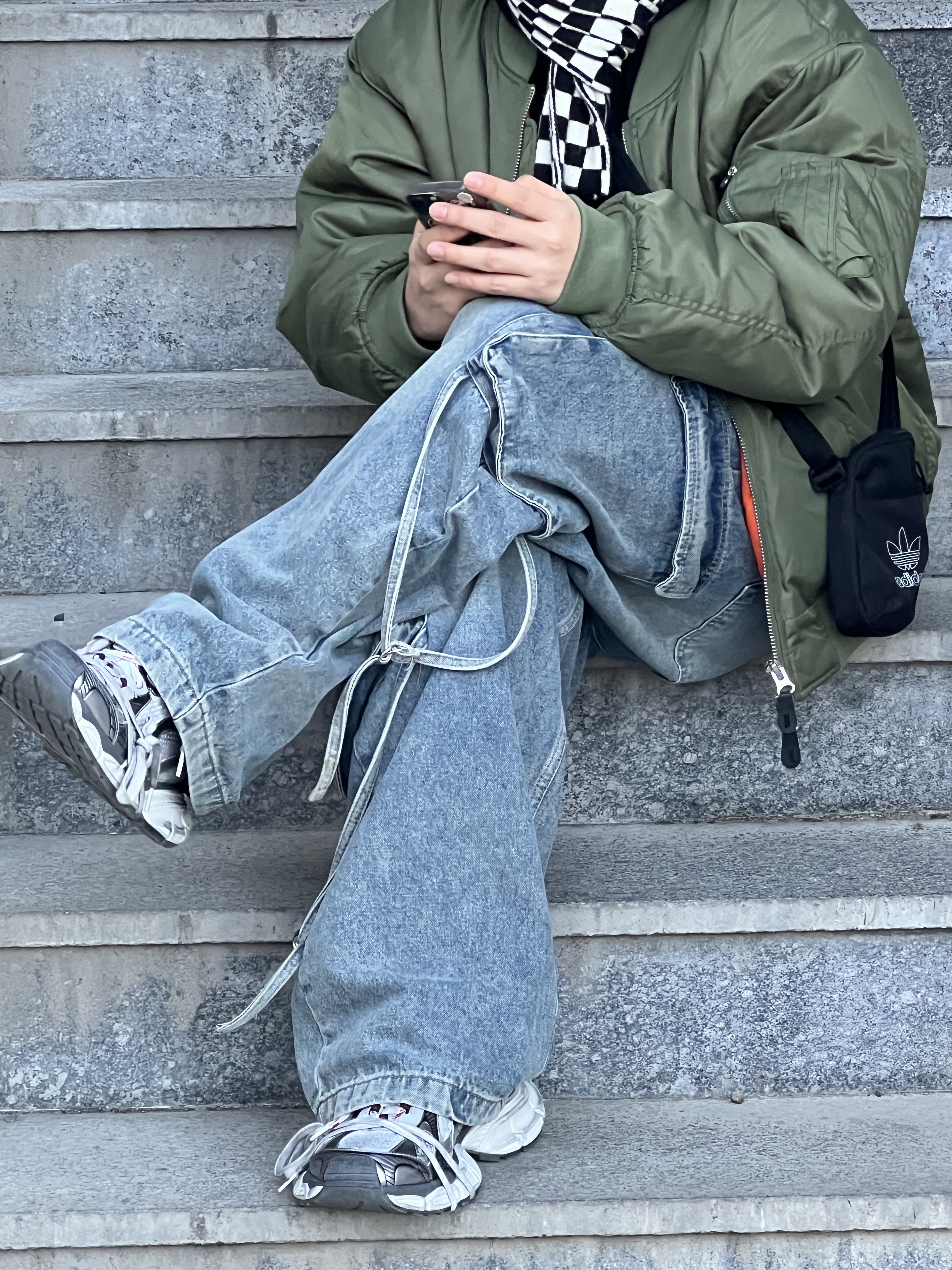 Balenciaga 3XL Sneakers Grey White Red 착용 스타일 - 1