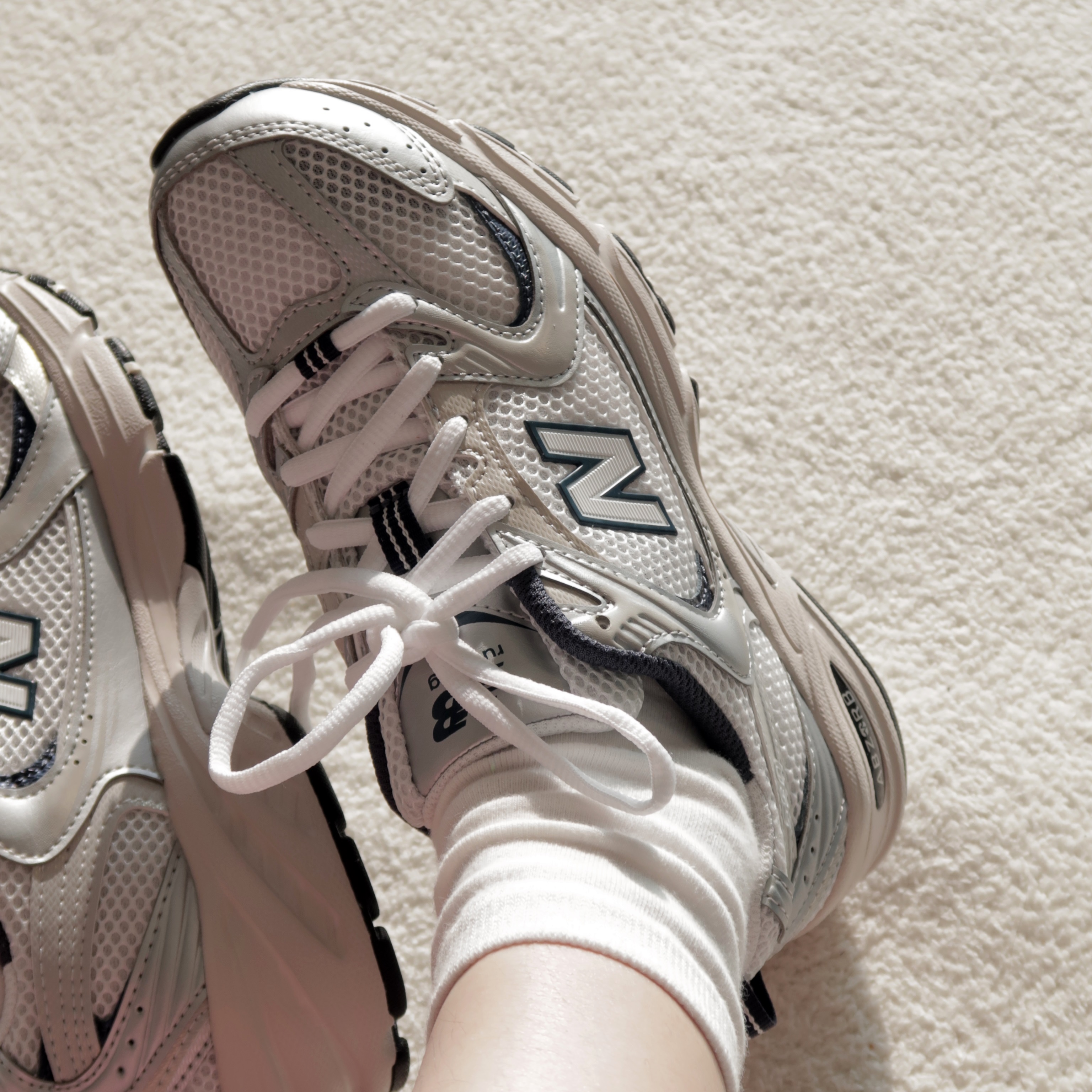 New Balance 530 Steel Grey 착용 스타일 - 3