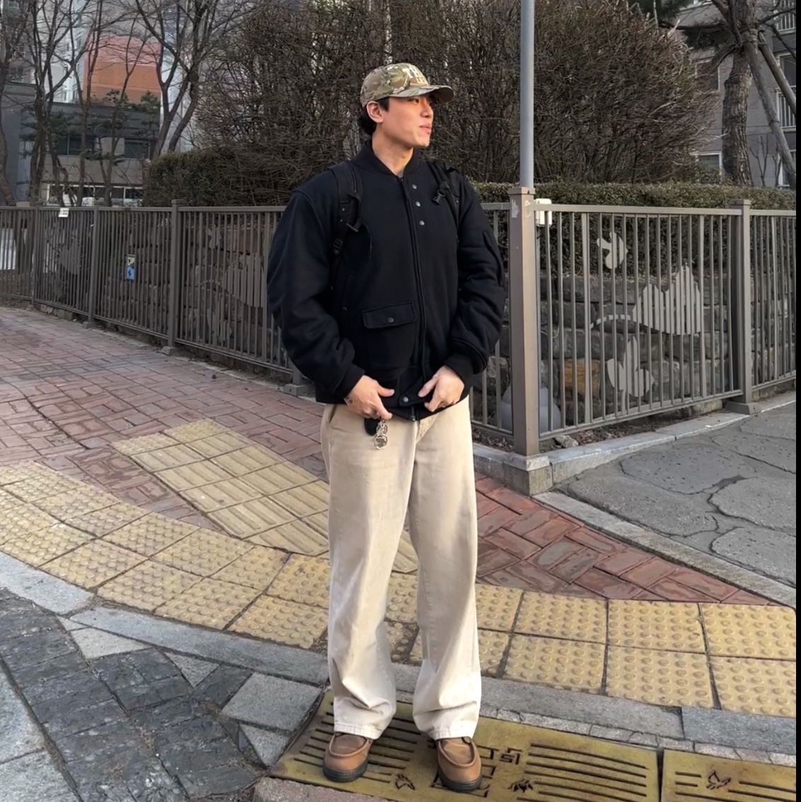 Uniqlo x Engineered Garments Pufftech Short Blouson Navy, Stussy Surfman Keychain Silver 착용 스타일