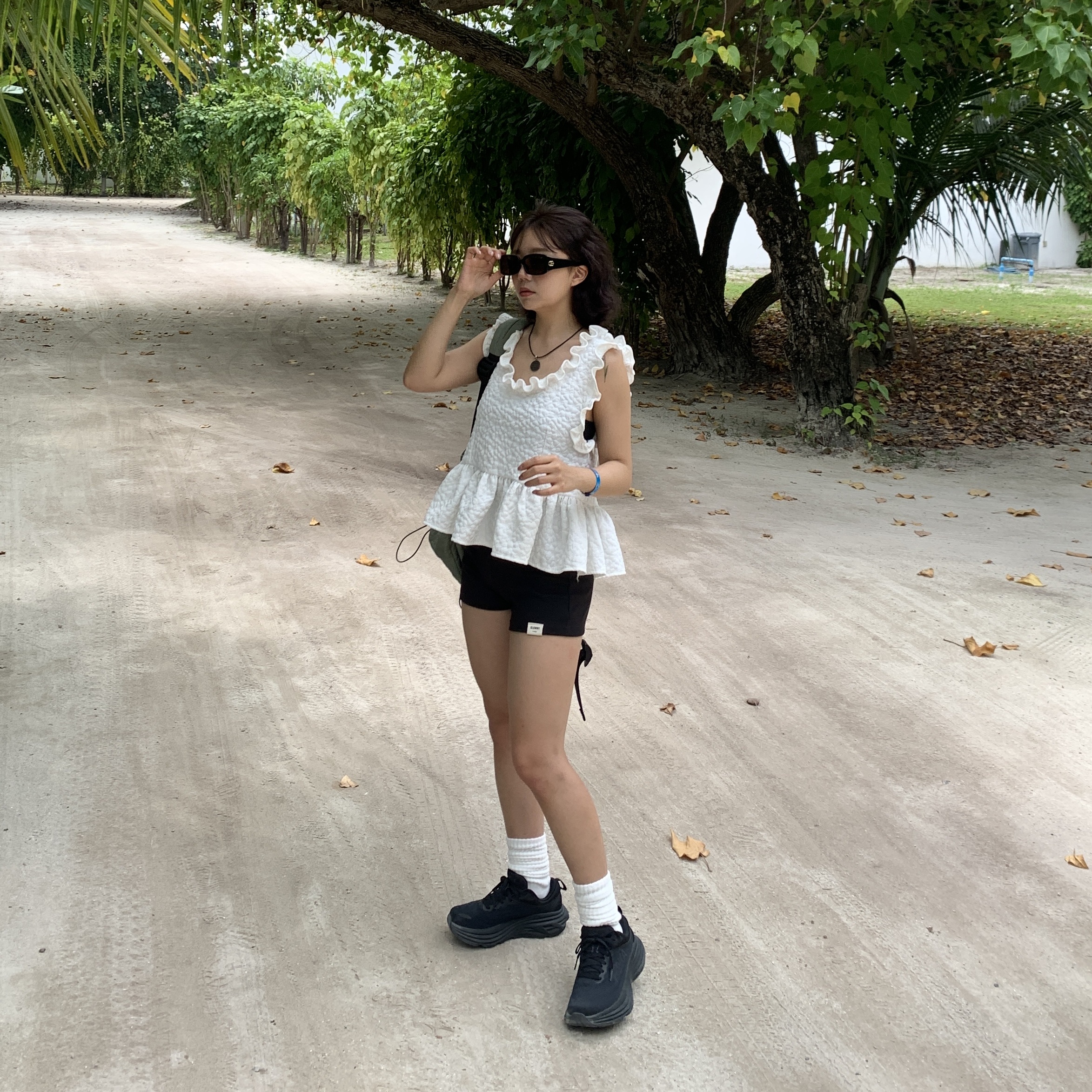 (W) Hoka Bondi 8 Black - Wide, (W) Glowny G Classic Mini Skirt Navy 착용 스타일
