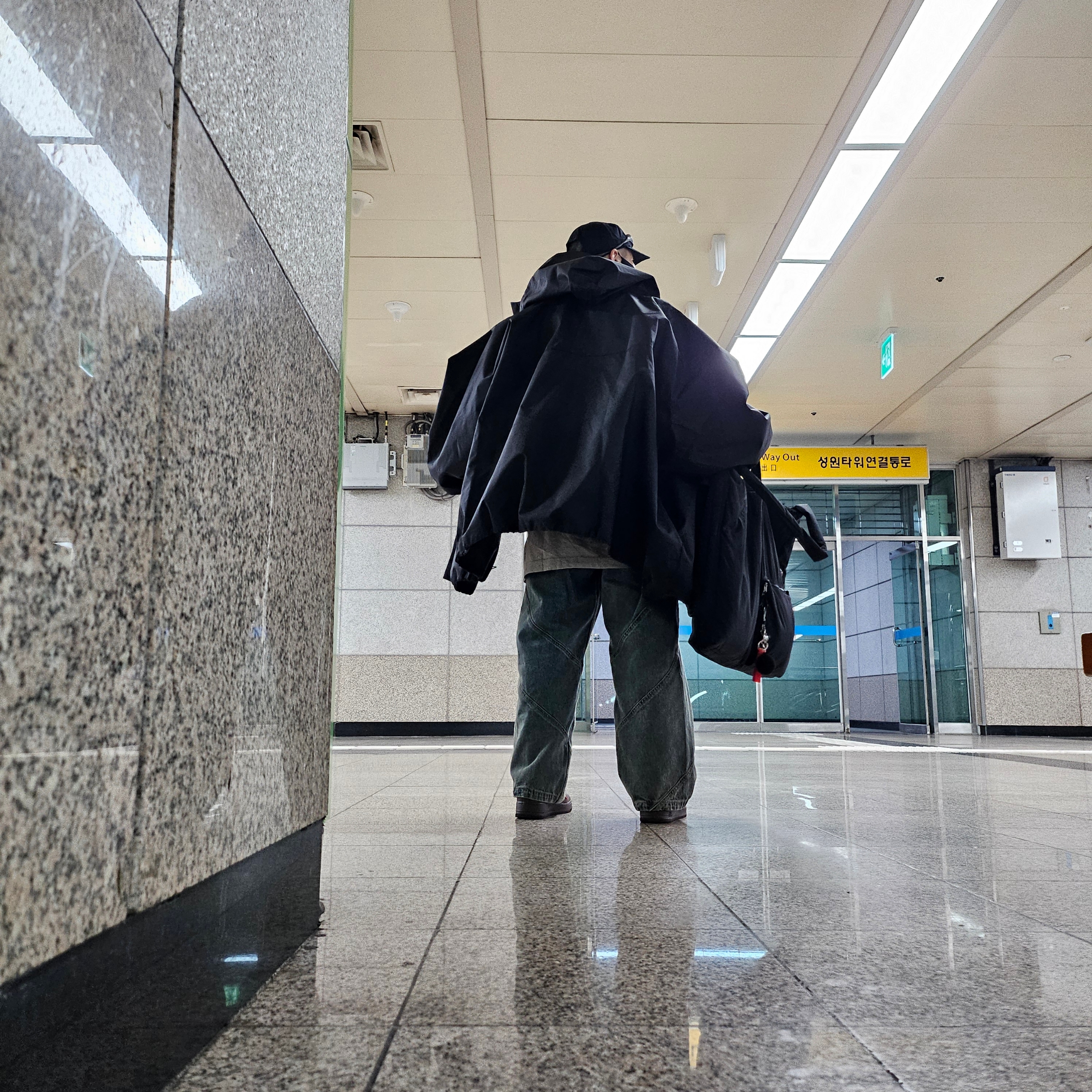 Yeezy Gap Engineered By Balenciaga T-Cut Parka Black, Undermycar x Starbucks Overmybag Black 착용 스타일 - 1