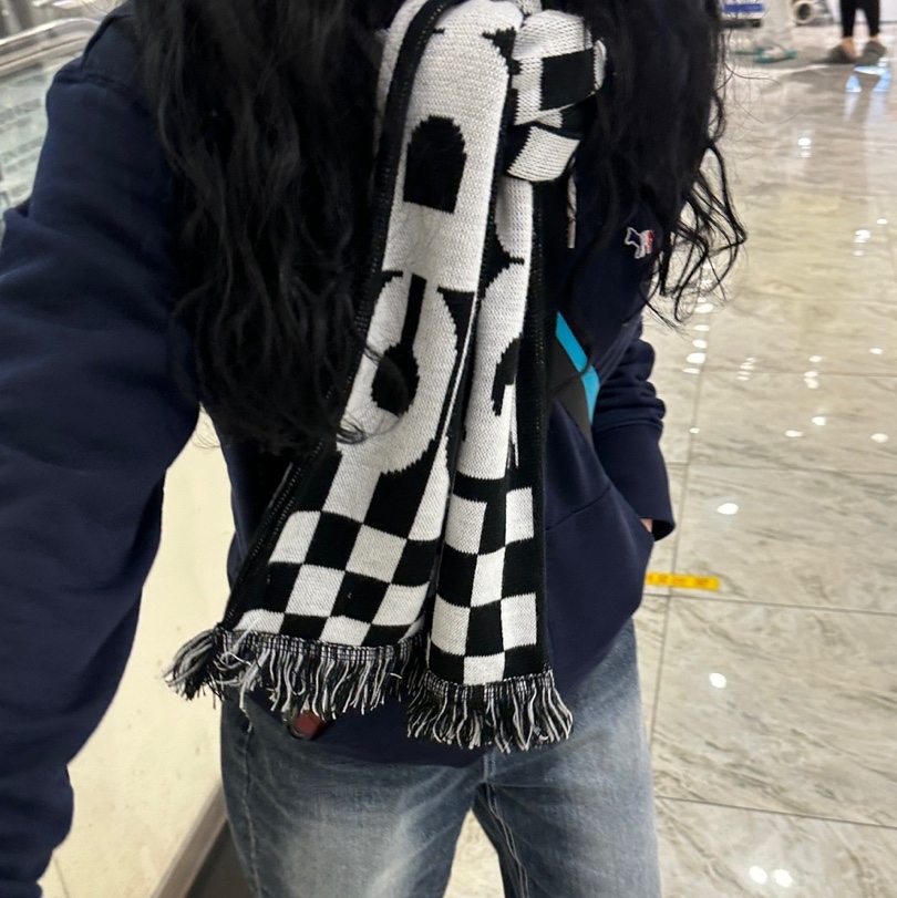 CDG Logo Check Muffler White Black, Maison Kitsune Tricolor Fox Patch Zip Hoodie Navy 착용 스타일 - 3