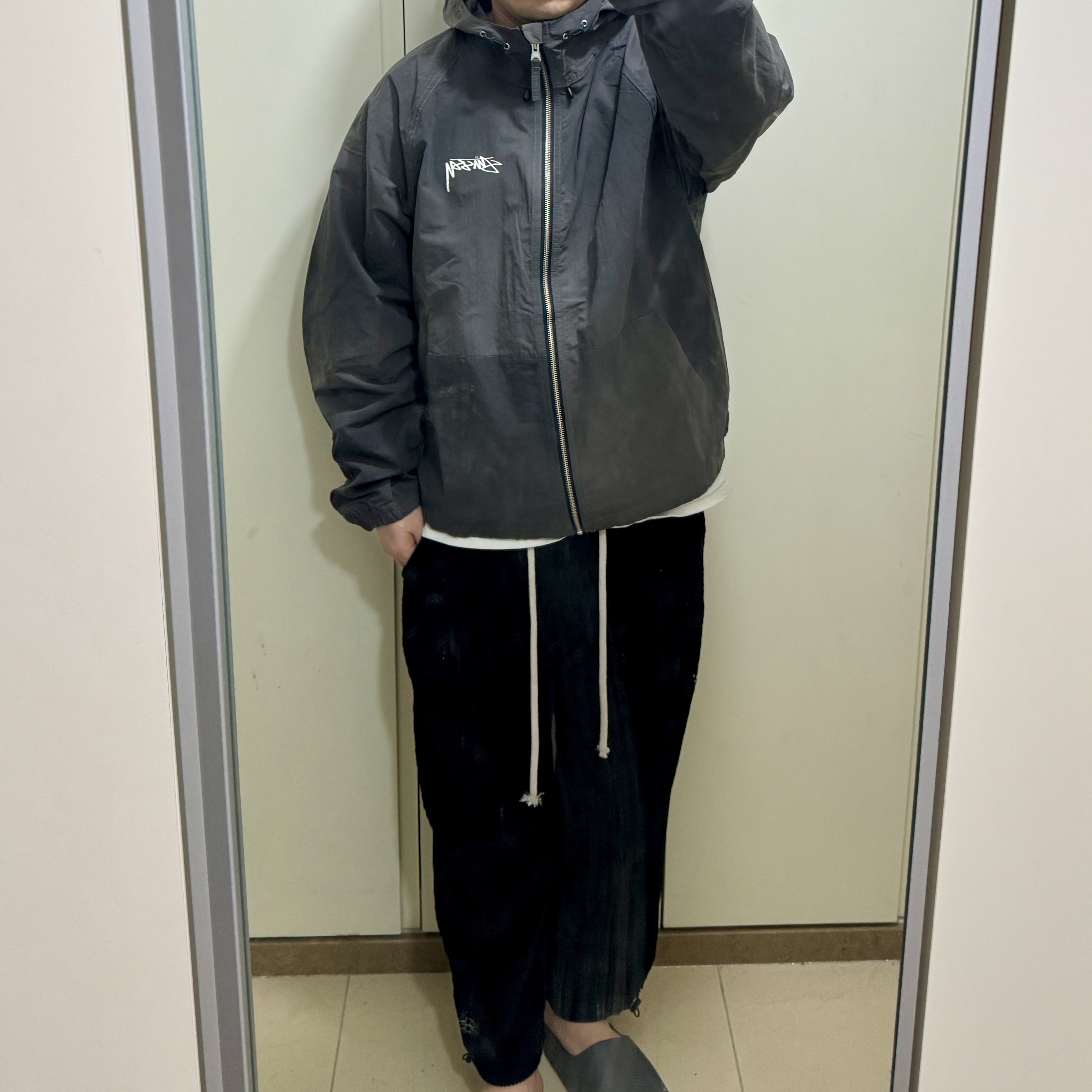 Stussy Wave Dye Beach Shell Jacket Black 착용 스타일 - 4