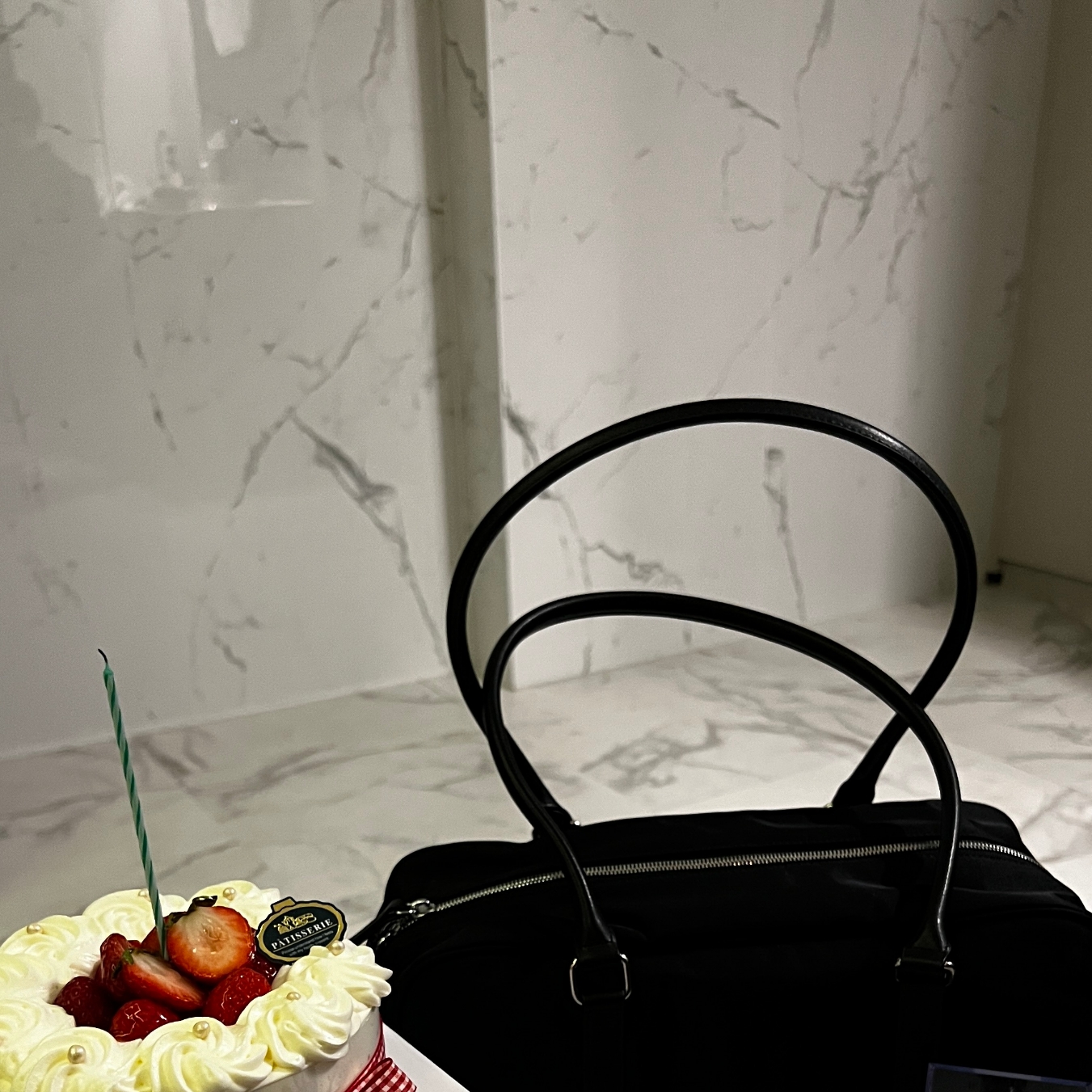 Matin Kim Sporty Tote Bag Black 착용 스타일