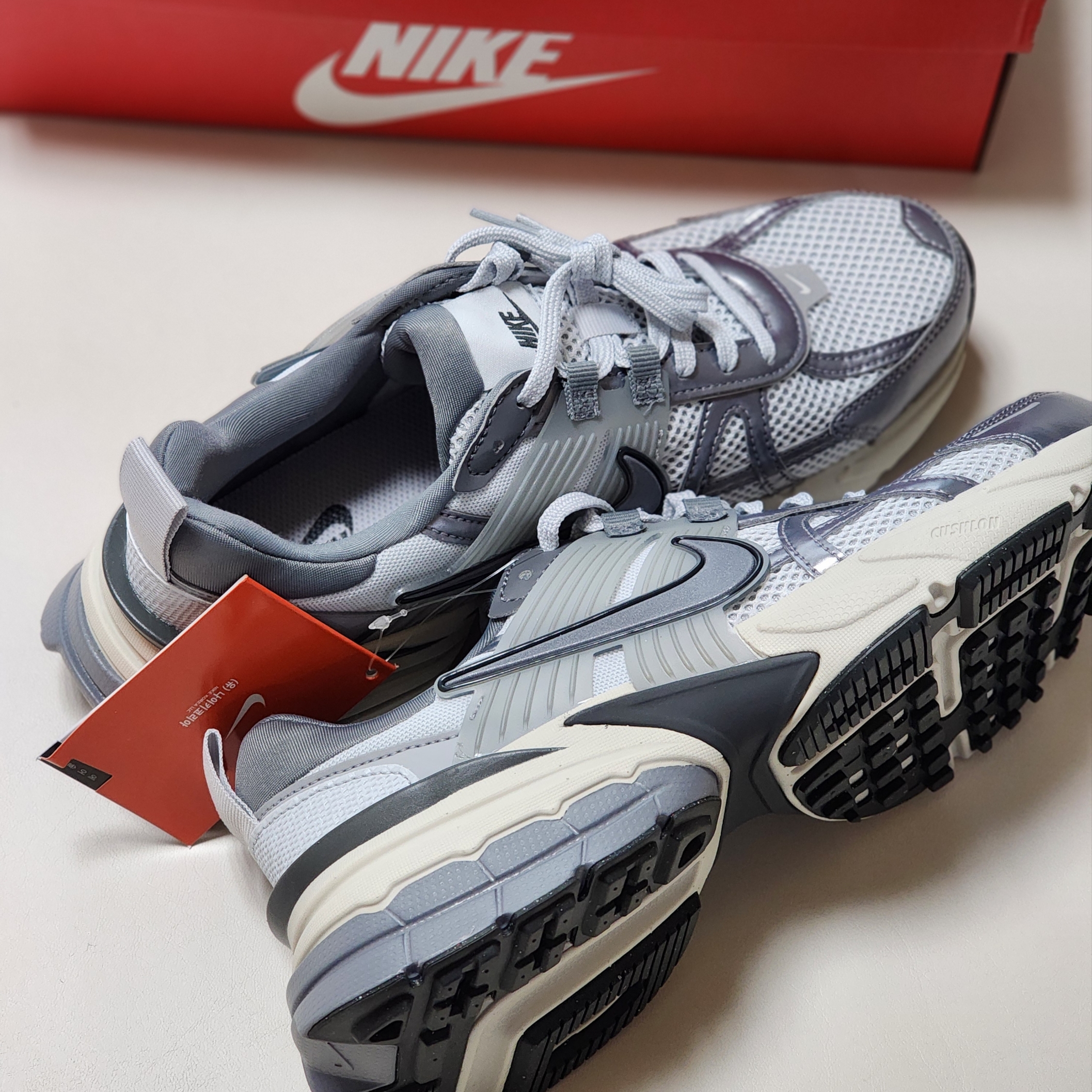 Nike V2K Run Pure Platinum Wolf Grey 착용 스타일 - 5