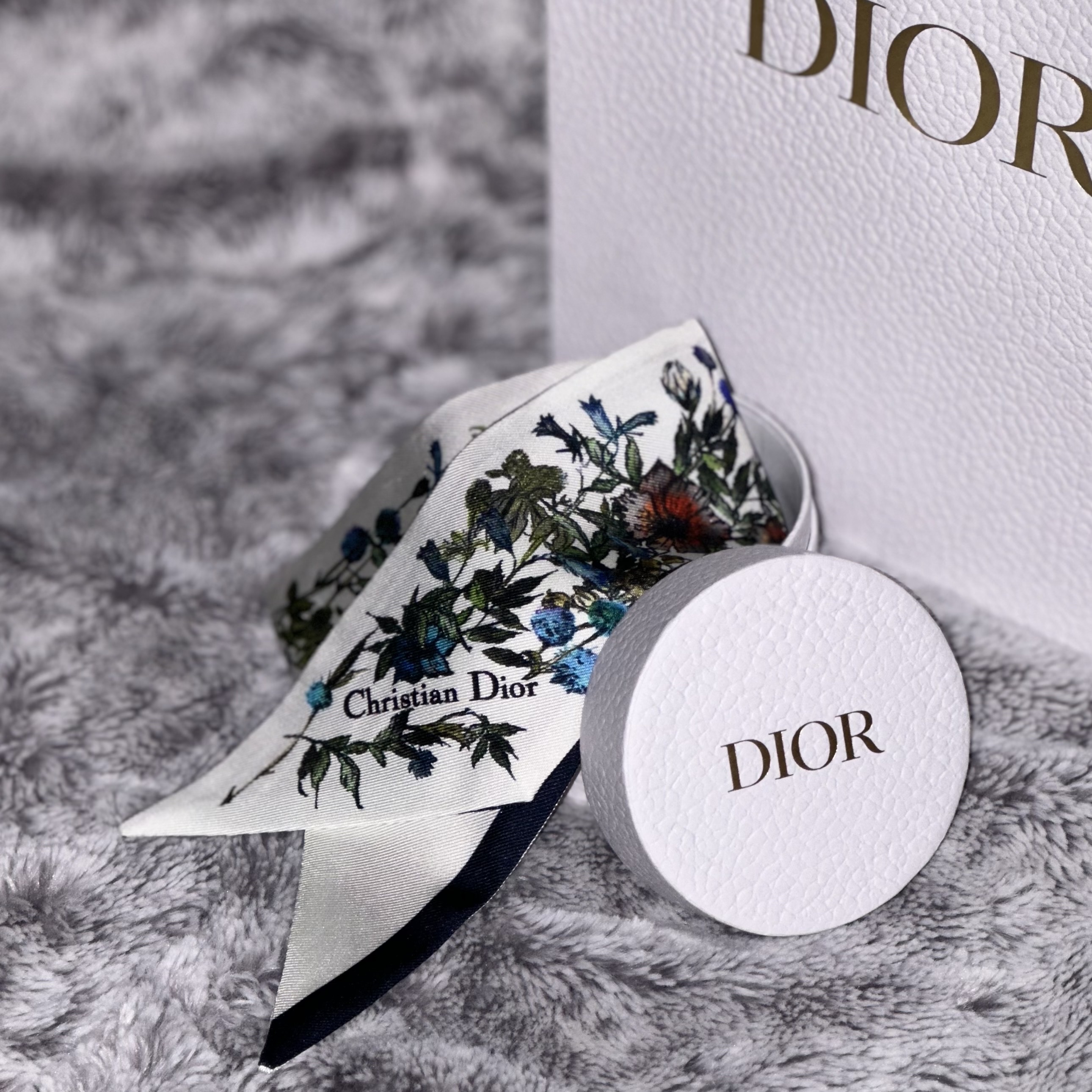 (W) Dior D-Millefiori Mitzah Scarf Silk Twill White 착용 스타일