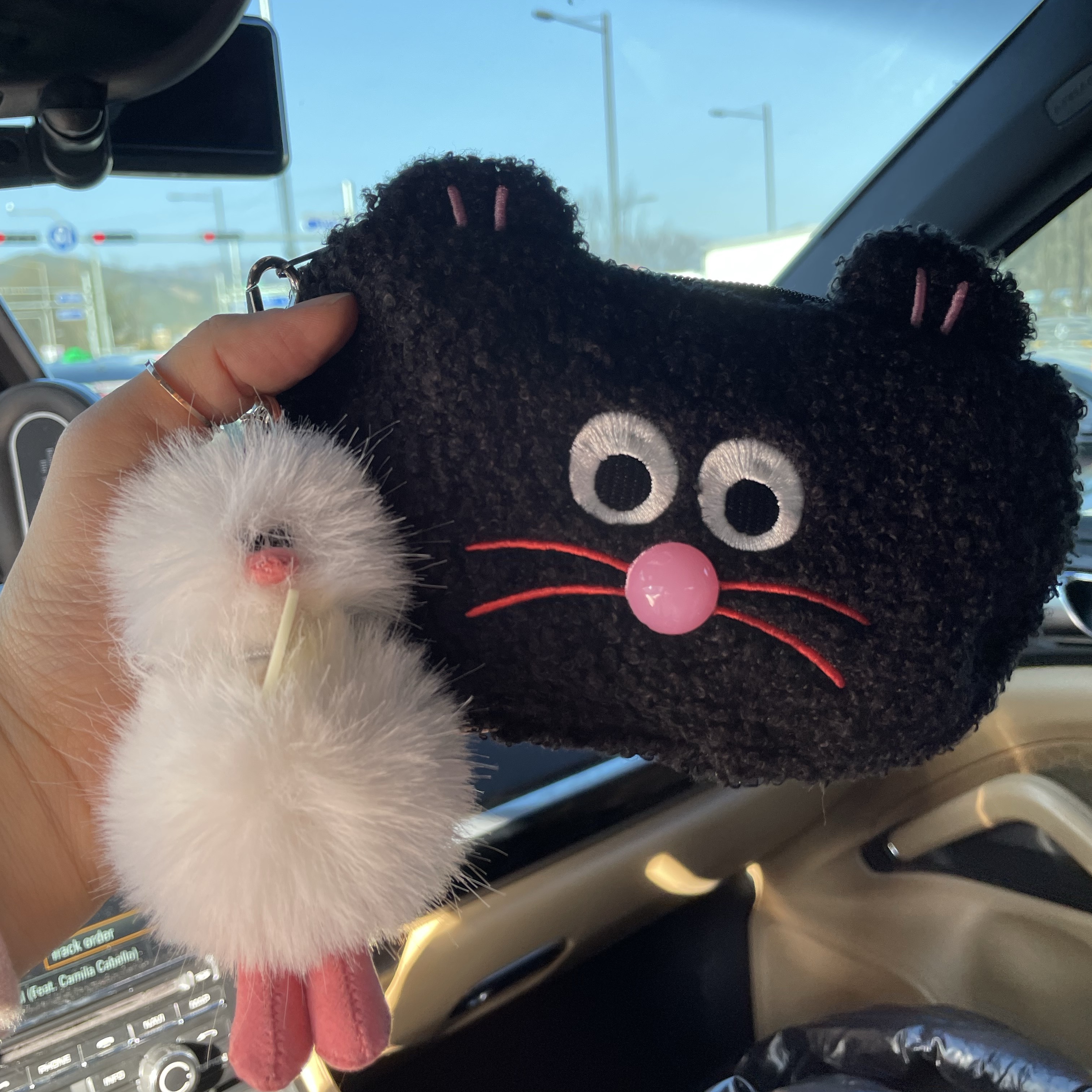 Cosymosy Mini Bird Keyring White - Renewal Ver., Monamhee Pouch Black 착용 스타일