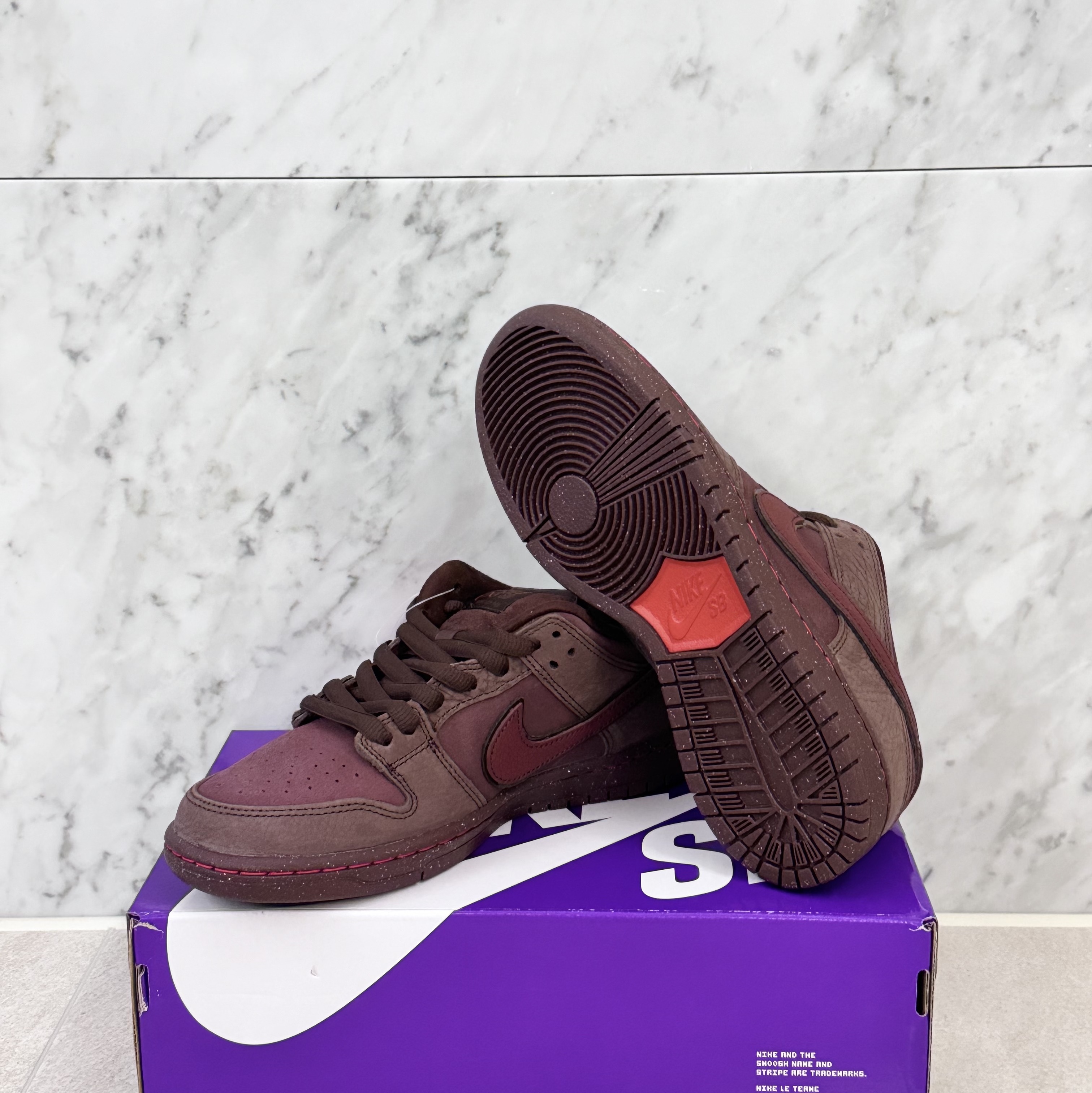 Nike SB Dunk Low PRM Burgundy Crush 착용 스타일 - 1