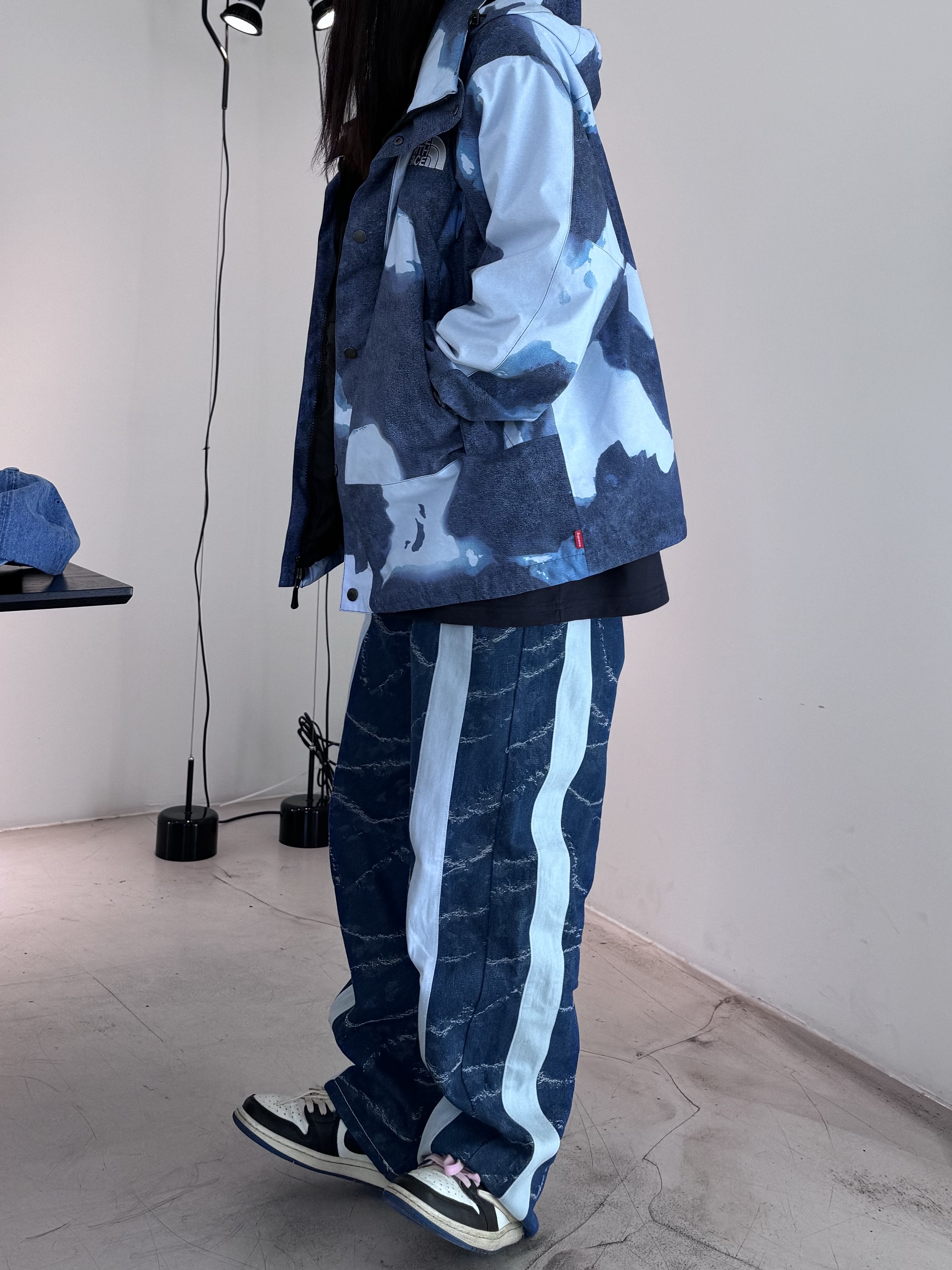 Supreme x The North Face Bleached Denim Print Mountain Jacket Indigo - 21FW, Jordan 1 x Travis Scott x Fragment Retro Low OG SP Military Blue 착용 스타일 - 2