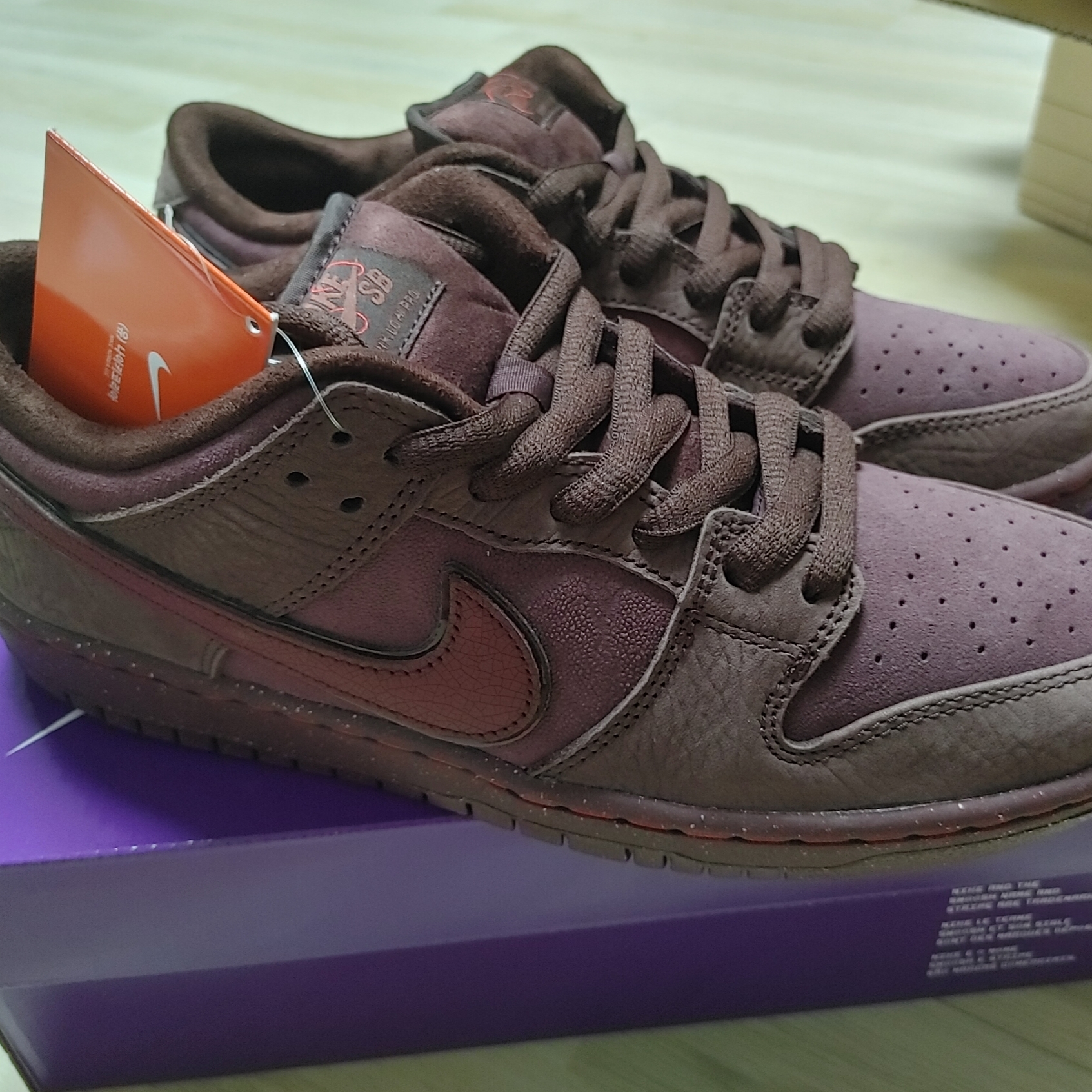 Nike SB Dunk Low PRM Burgundy Crush 착용 스타일 - 1
