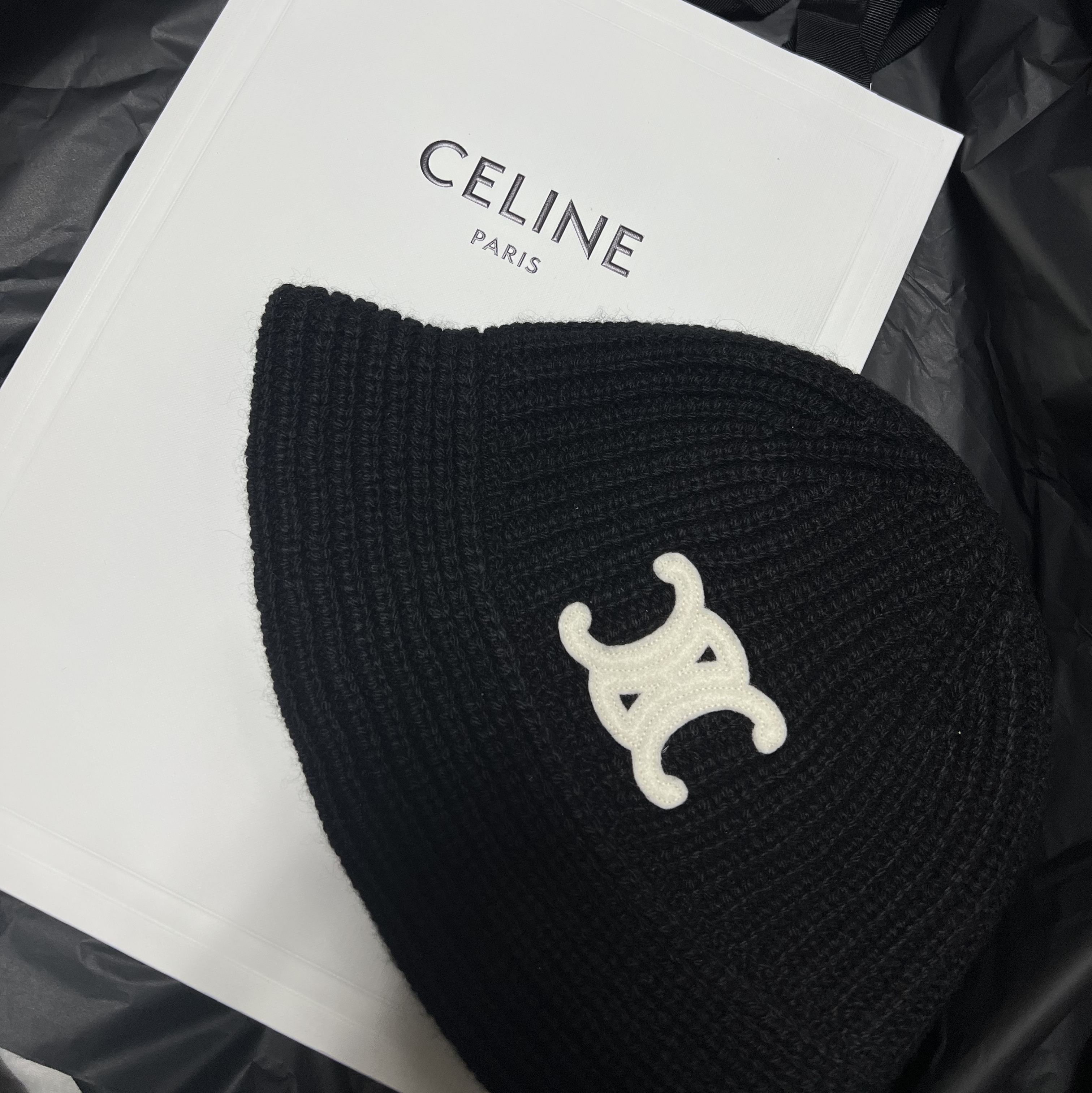 (W) Celine Triomphe Embroidery Bucket Hat in Seamless Cashmere Black ์ฐฉ์ฉ ์คํ์ผ