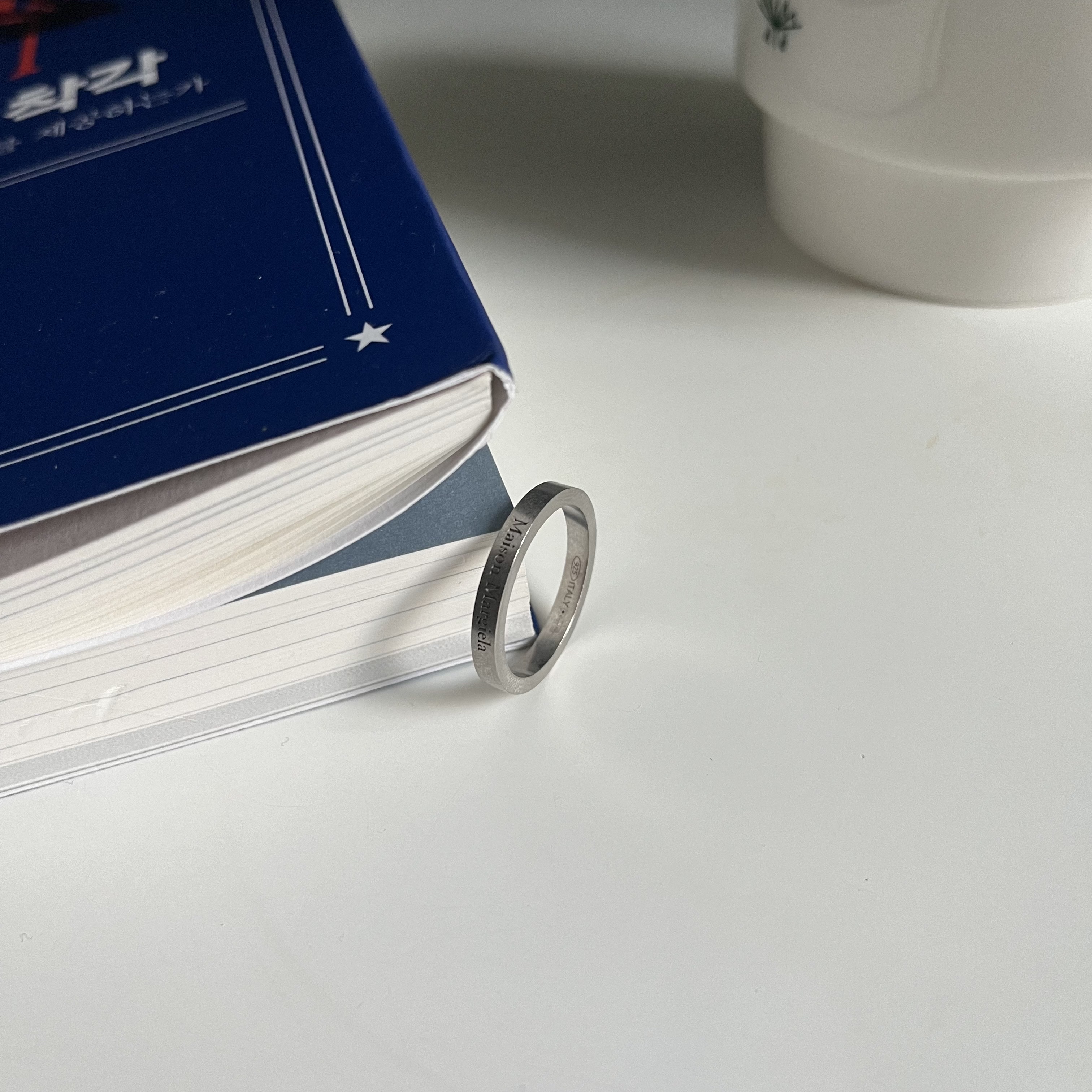 Maison Margiela Logo Ring Palladium 착용 스타일 - 1