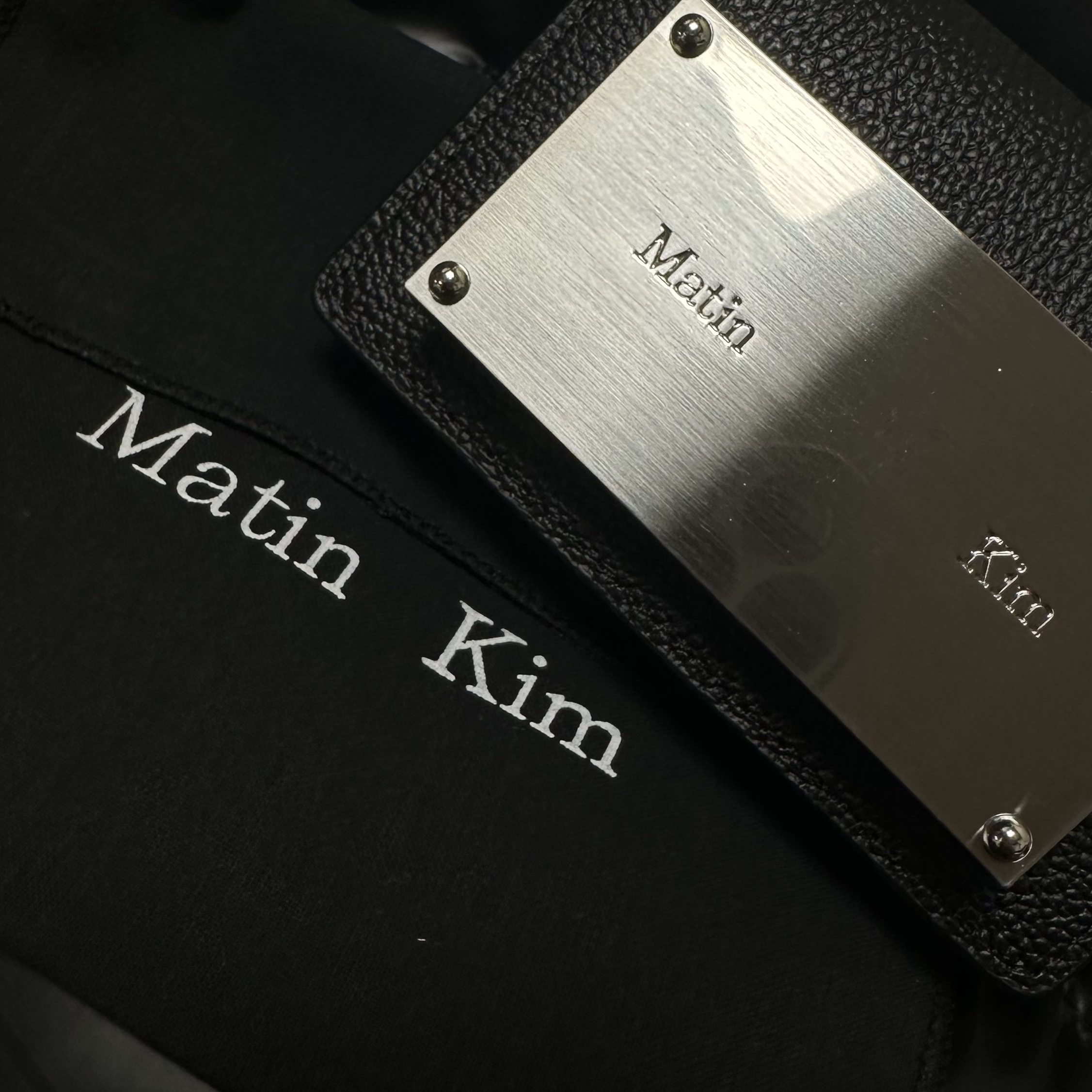 Matin Kim Accordion Wallet Black 착용 스타일