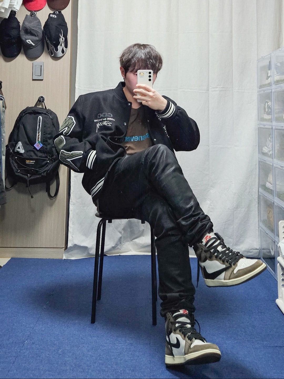 Jordan 1 x Travis Scott Retro High OG SP Mocha, Undermycar Black Mamba Slim Fit Red Stitch Wax Coating Jeans Rumba Red - 22FW 착용 스타일 - 1