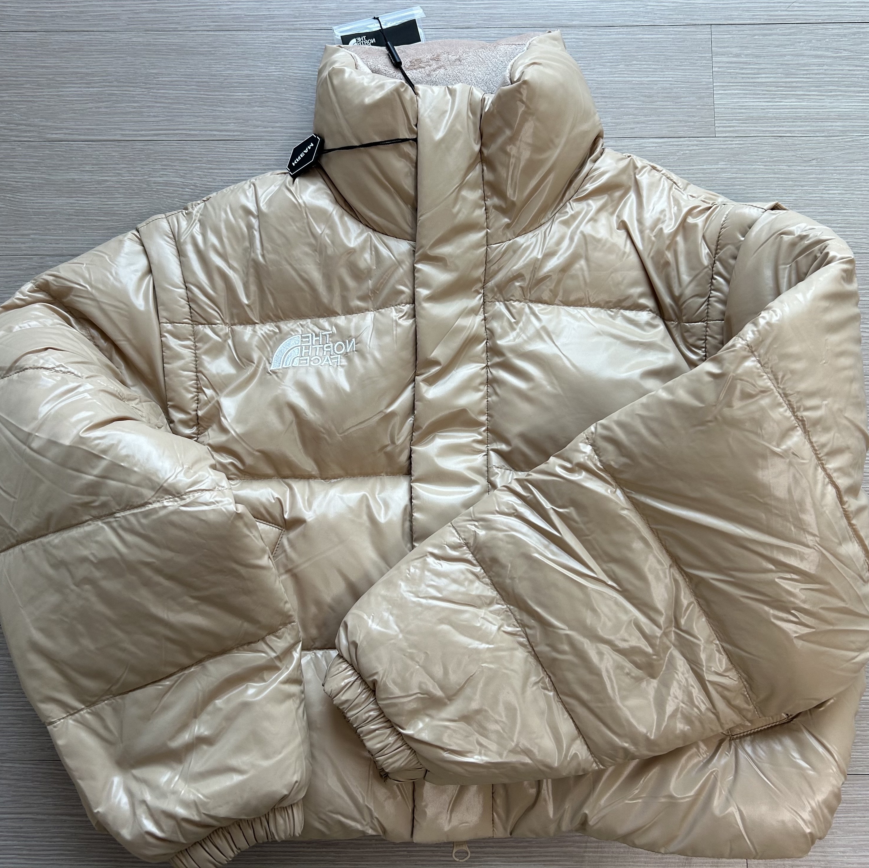 (W) The North Face White Label Glossy Detachable Down Jacket Gold Beige 착용 스타일