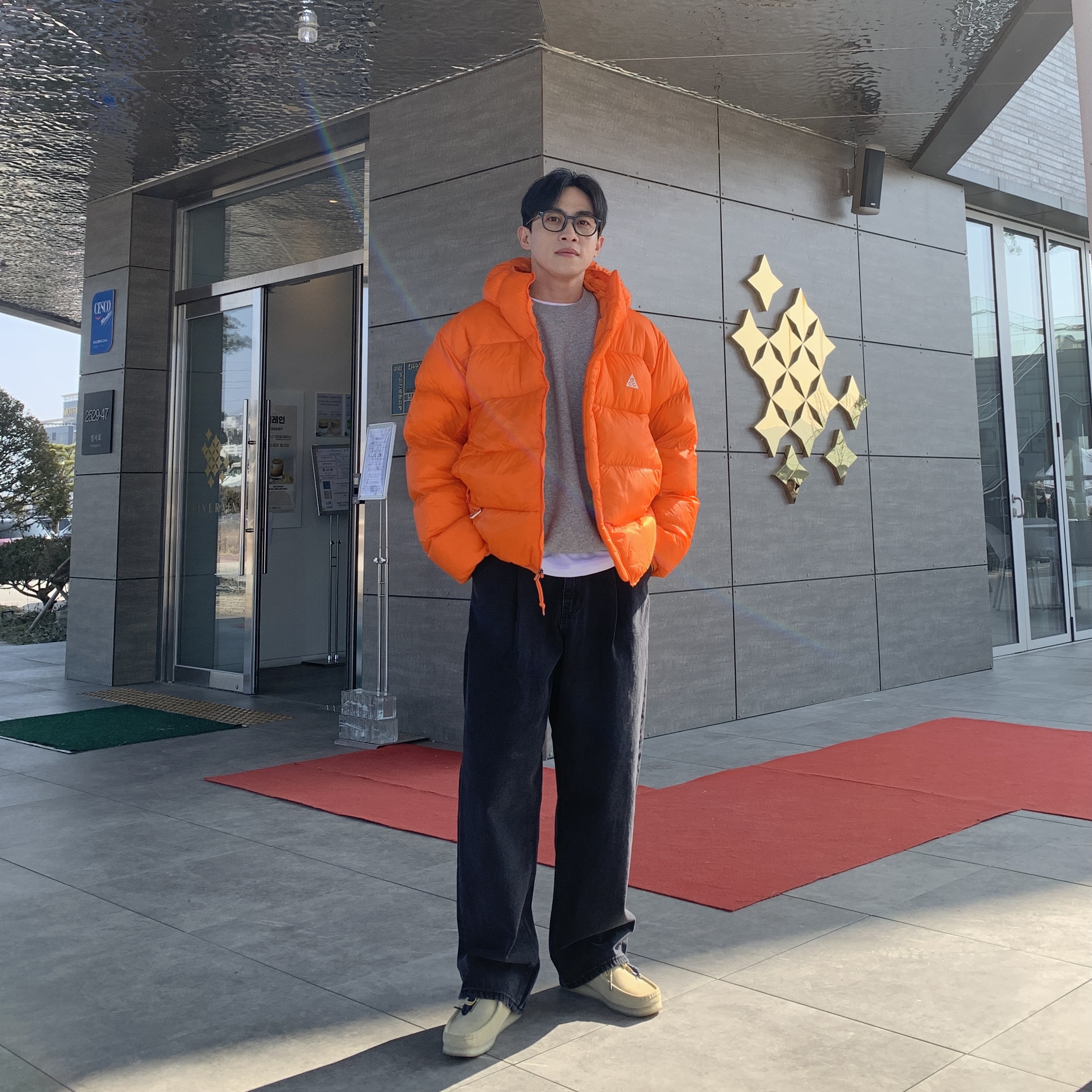 Nike ACG Therma-Fit ADV Lunar Lake Puffer Jacket Safety Orange - Asia, Clarks Wallabee Maple Suede 착용 스타일 - 2
