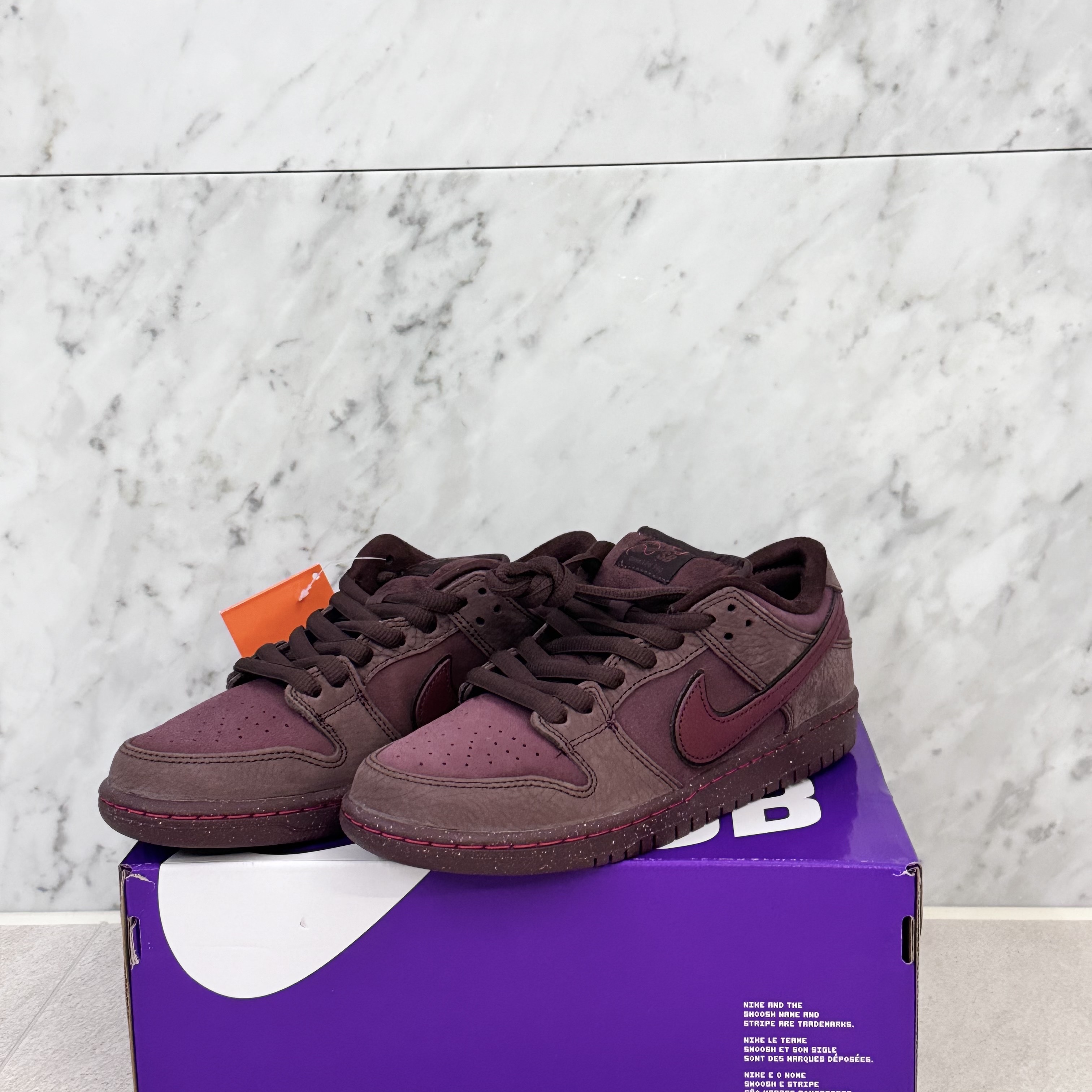 Nike SB Dunk Low PRM Burgundy Crush 착용 스타일 - 3