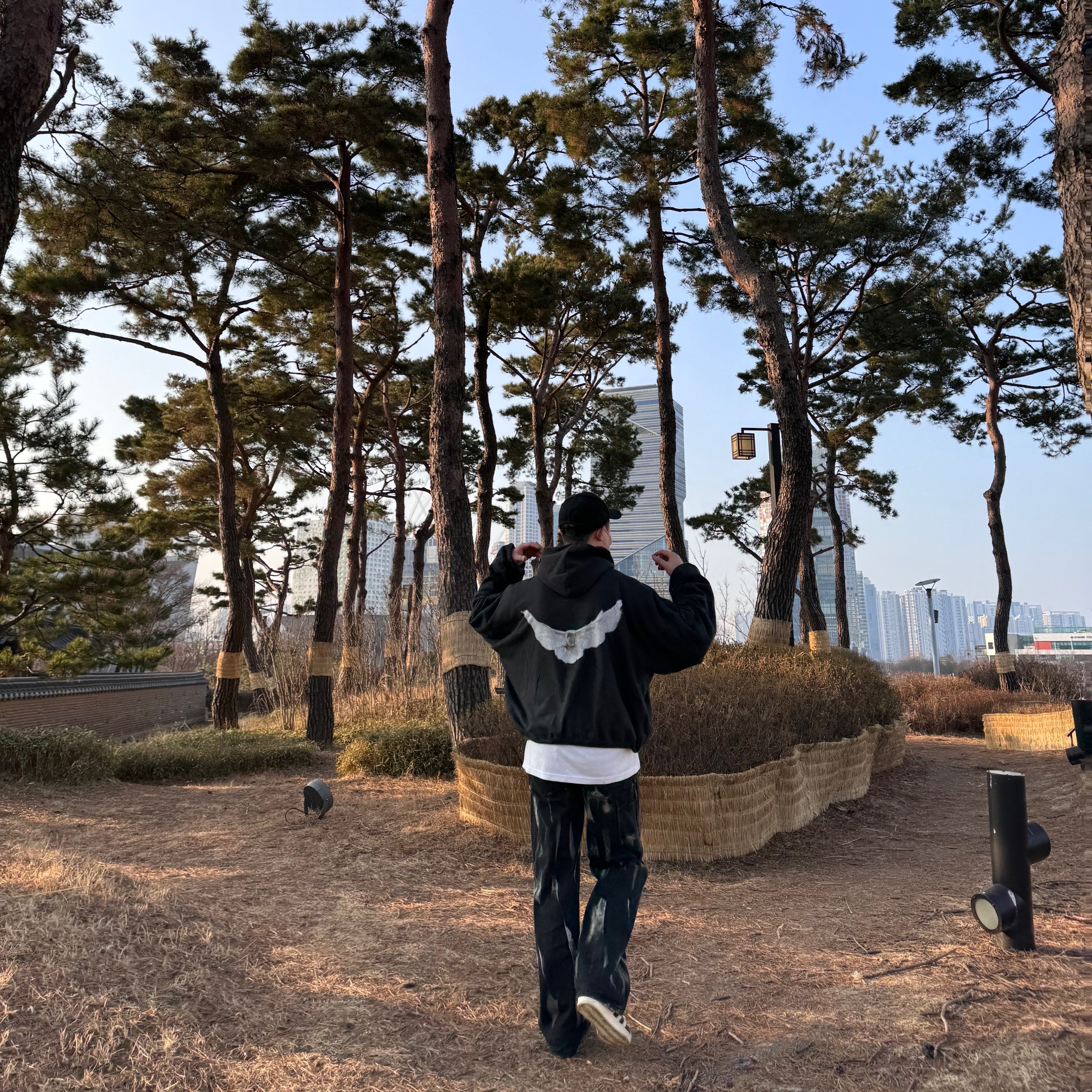Sansan Gear Sling Bag Black - 23FW, Yeezy Gap Engineered By Balenciaga Dove Hoodie Black 착용 스타일 - 2