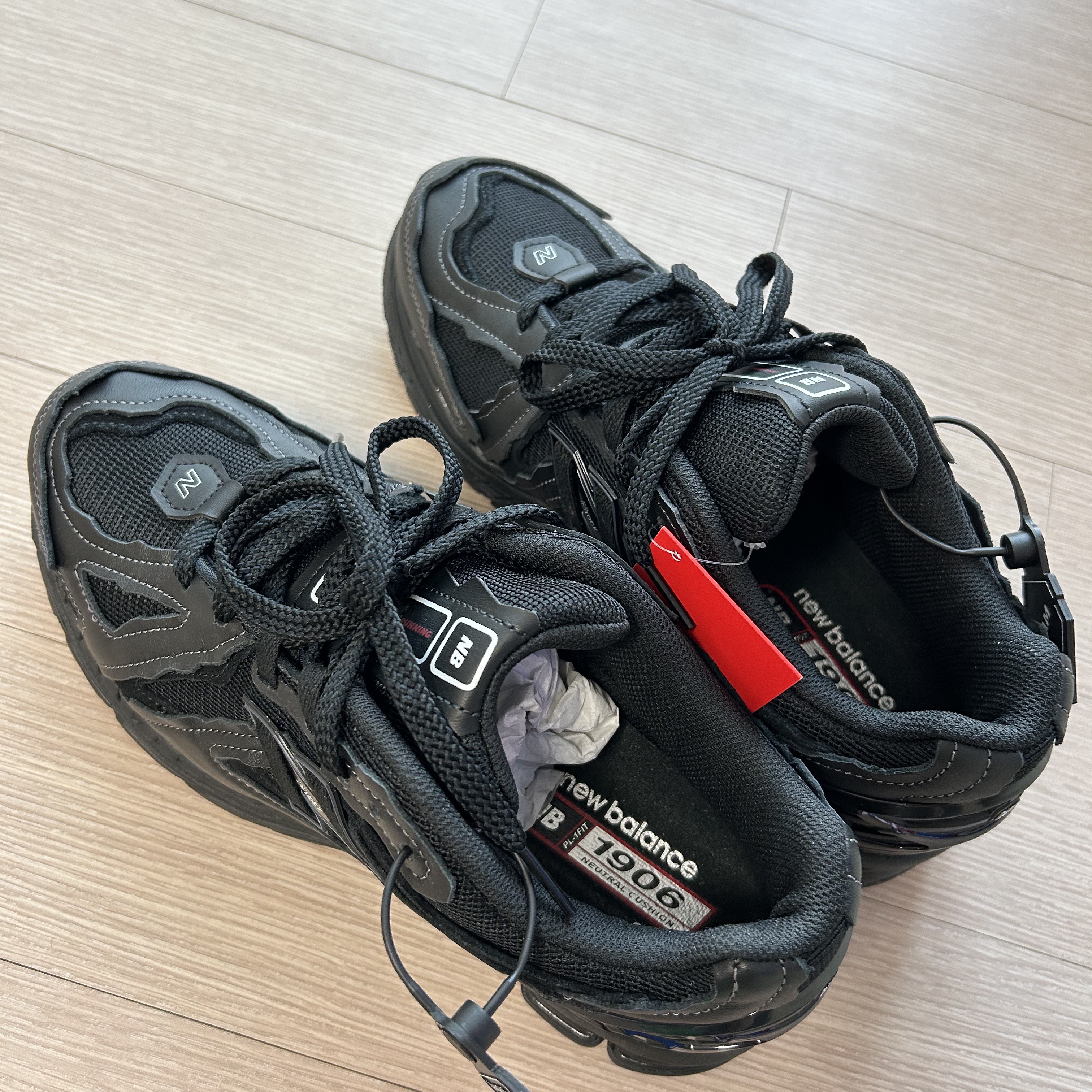 New Balance 1906D Protection Pack Black Silver Metallic 착용 스타일