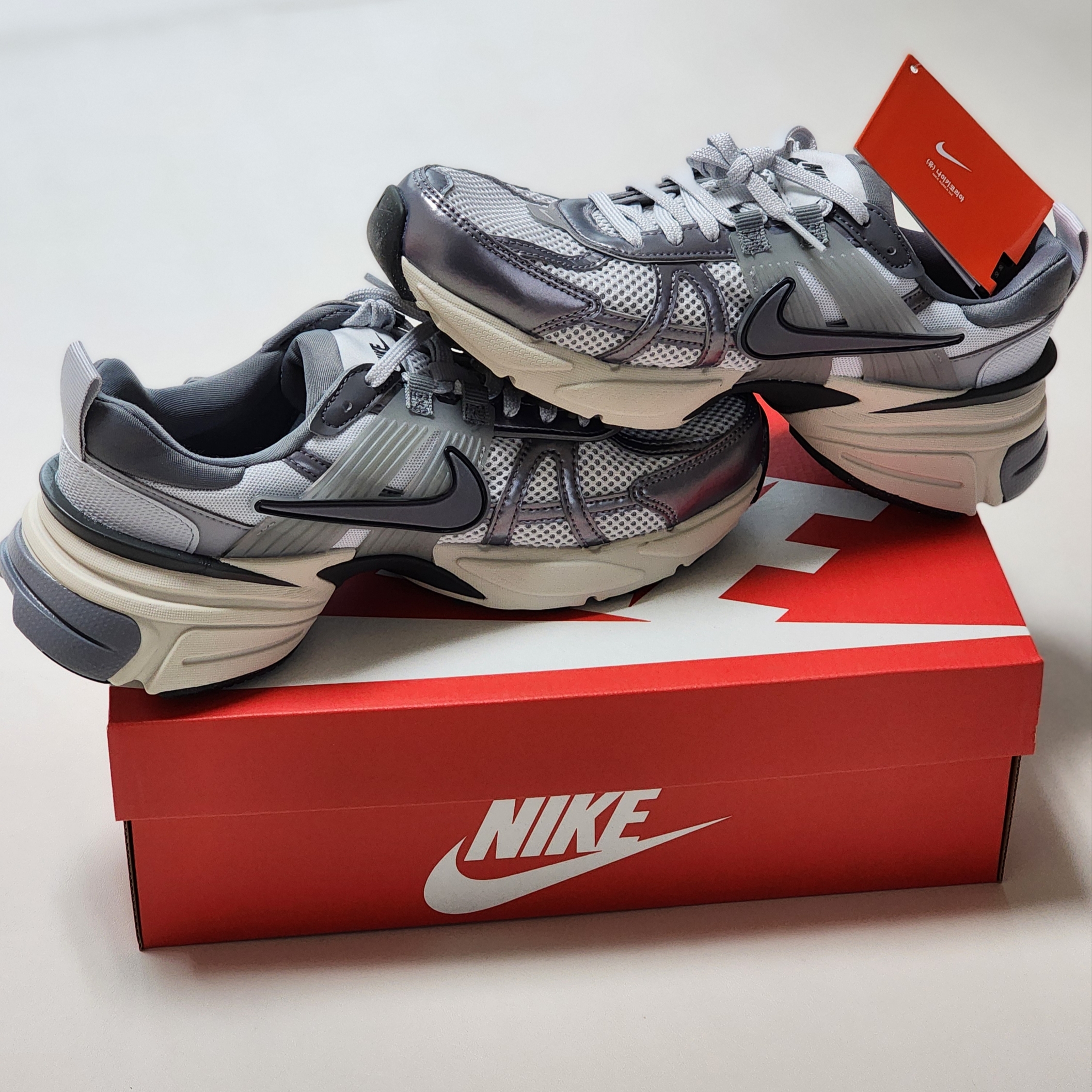 Nike V2K Run Pure Platinum Wolf Grey 착용 스타일 - 1