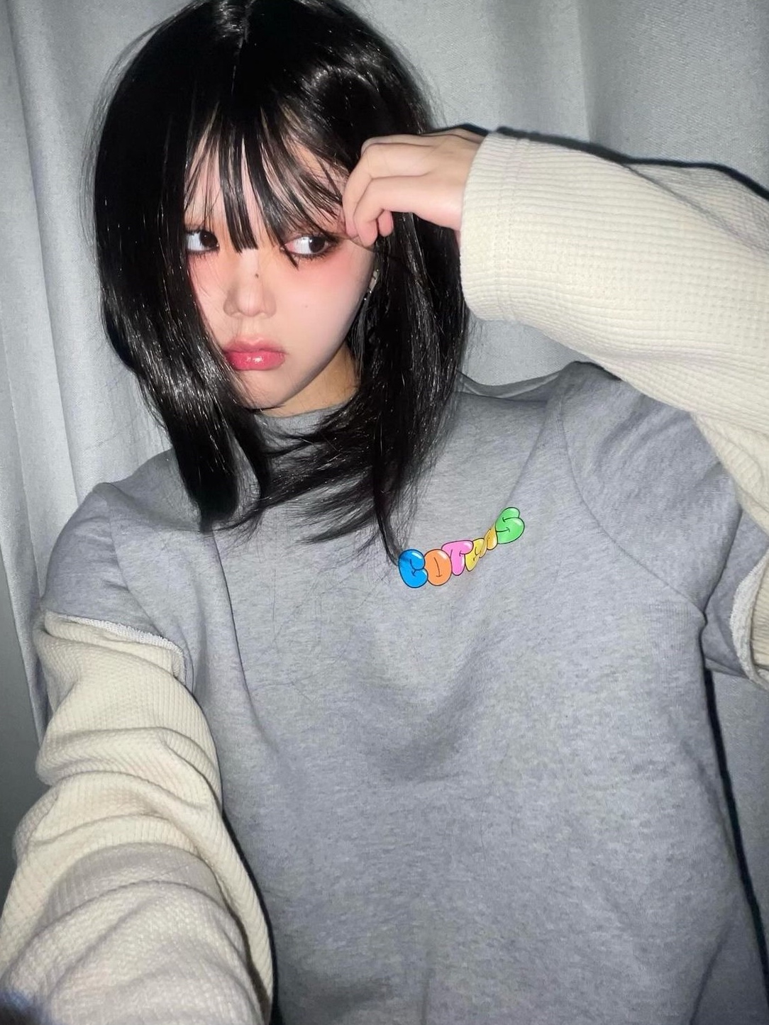 Cotchs Devil Sign Sweatshirt 착용 스타일