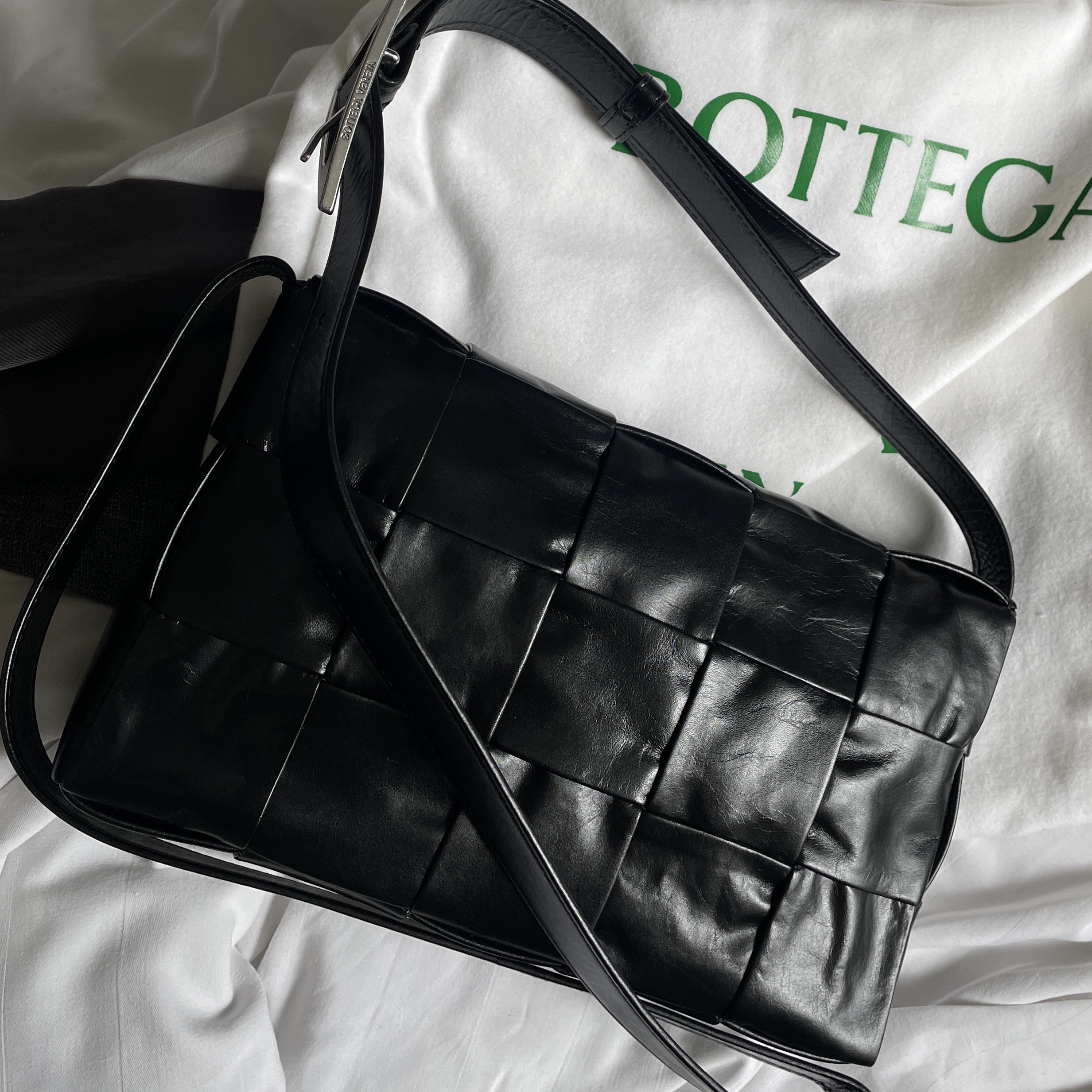 Bottega Veneta Small Leather Cassette Black 착용 스타일