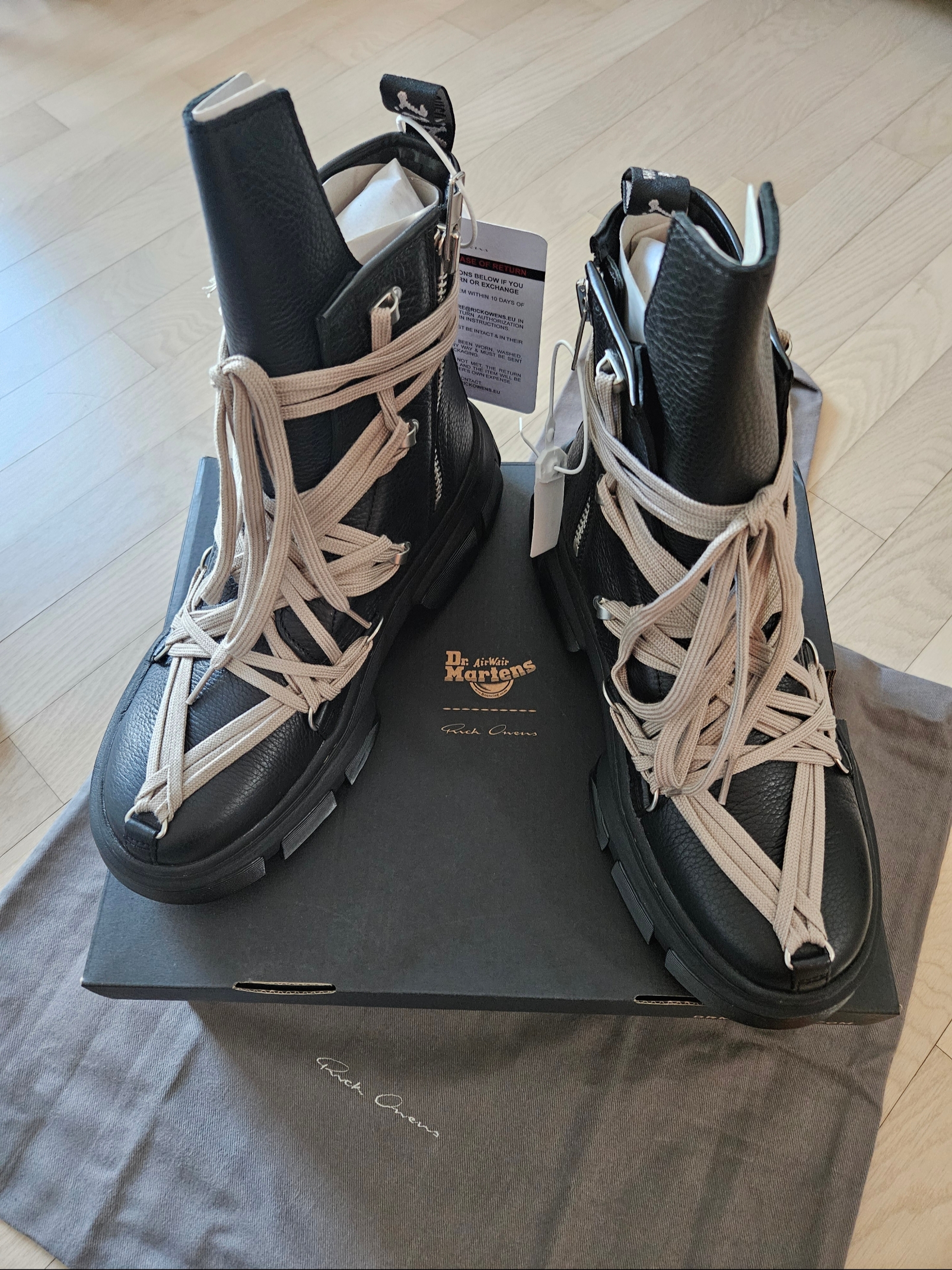 Dr. Martens x Rick Owens 1460 DMXL Megalace Black 착용 스타일