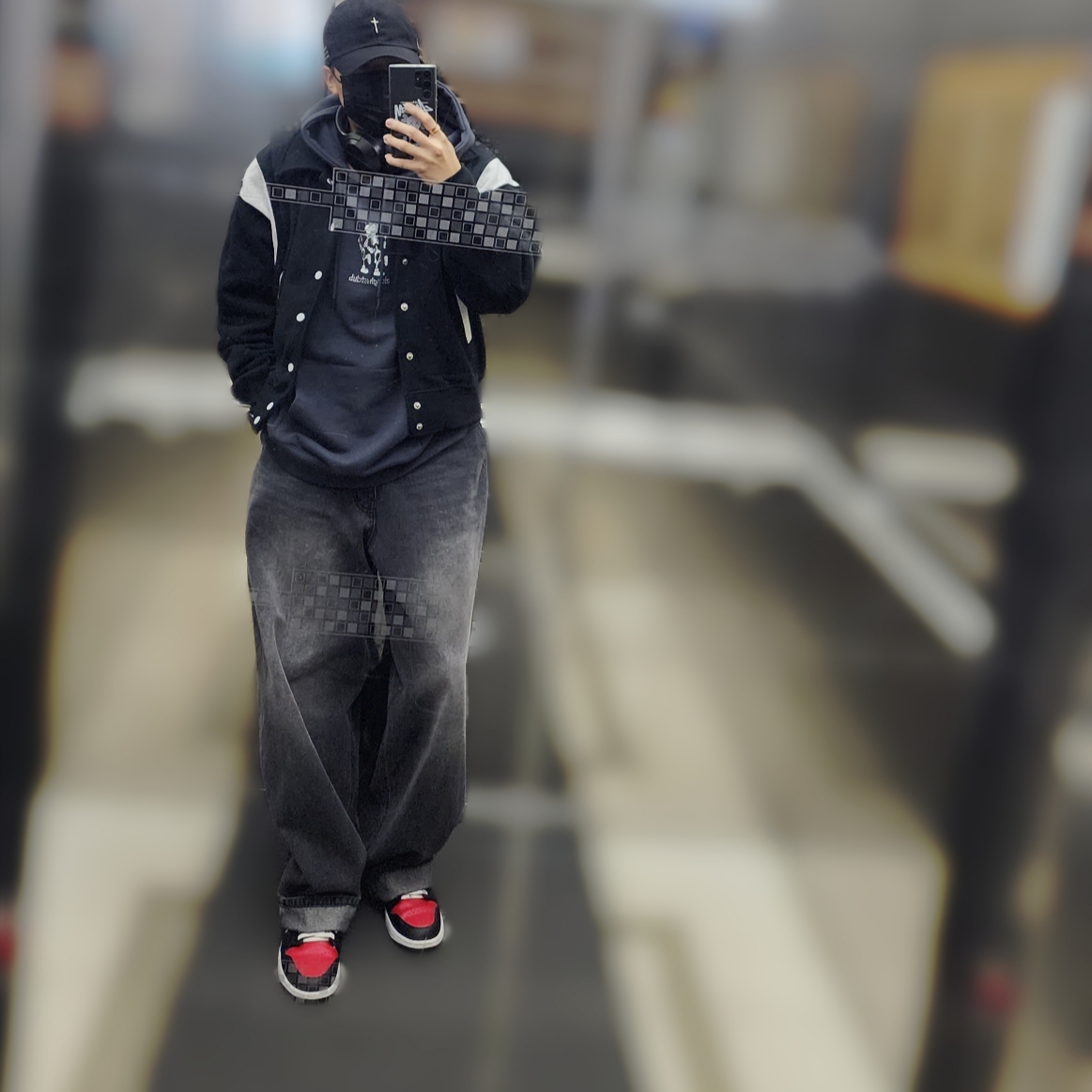 Jordan 1 Mid Black Fire Red 착용 스타일 - 2