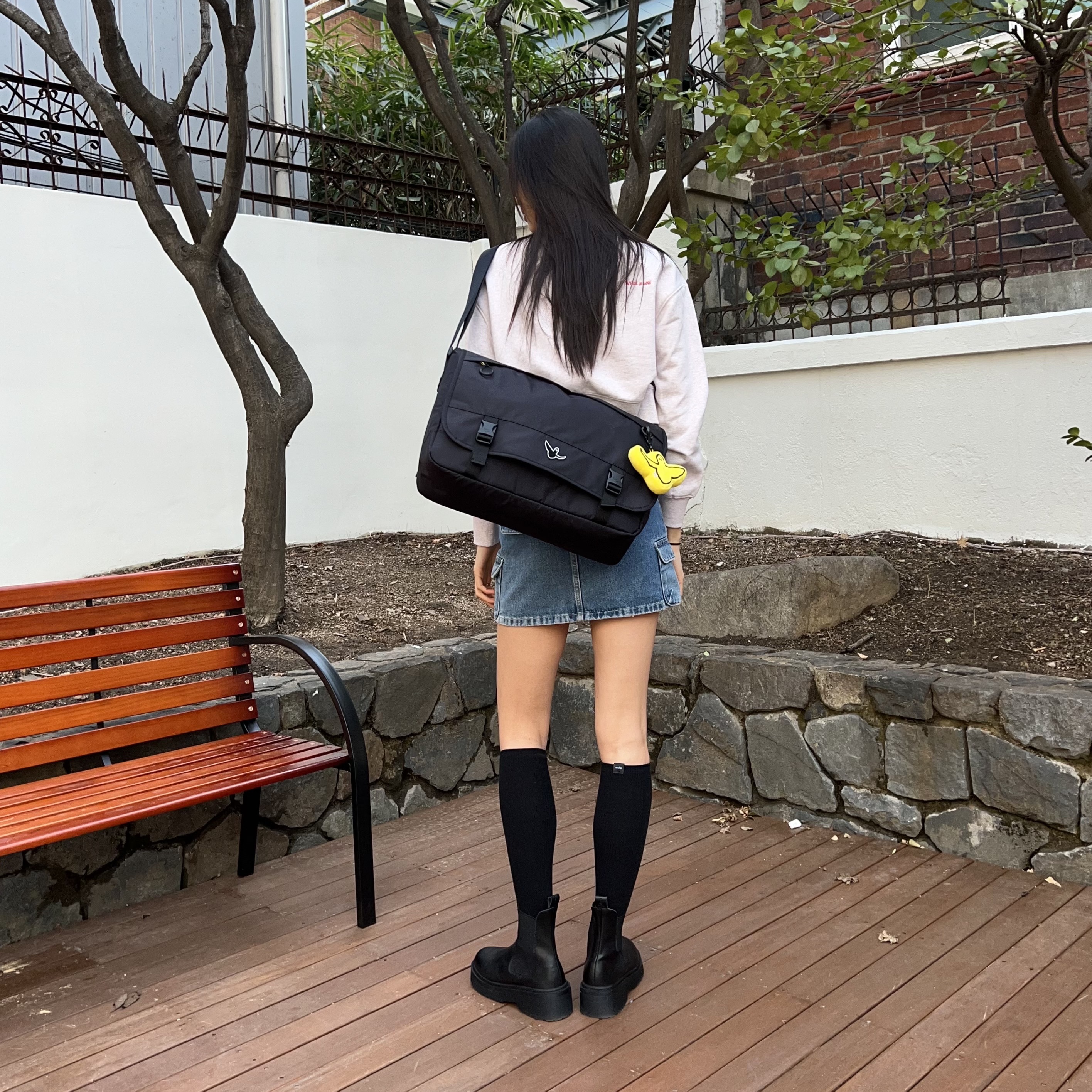 Carhartt Ripstop Messenger Bag Black, (W) Dr. Martens Flora Smooth Leather Chelsea Boots Black 착용 스타일 - 3