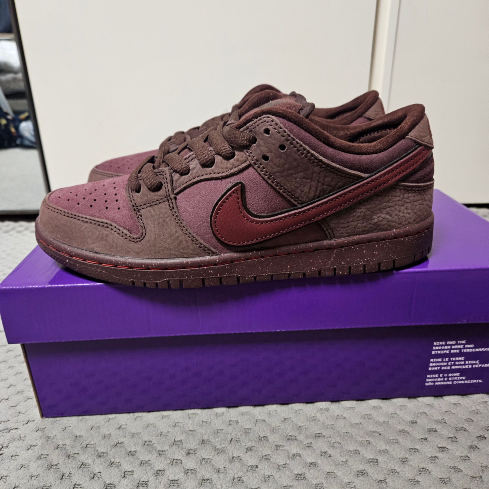 Nike SB Dunk Low PRM Burgundy Crush 착용 스타일 - 2