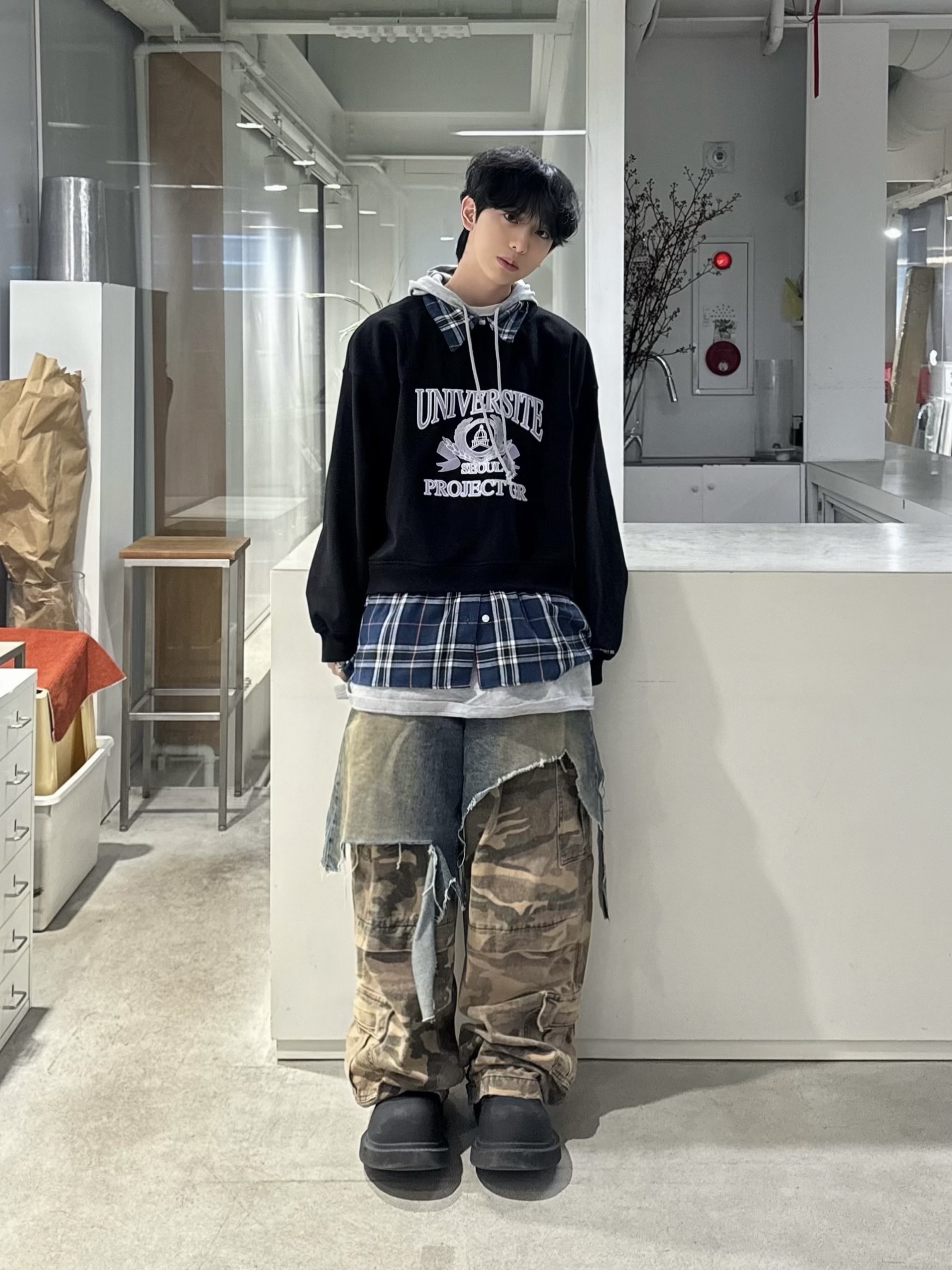 Project G/R Layered Cargo Denim Pants Blue Camo, Project G/R 3 Layered Top Black 착용 스타일 - 1