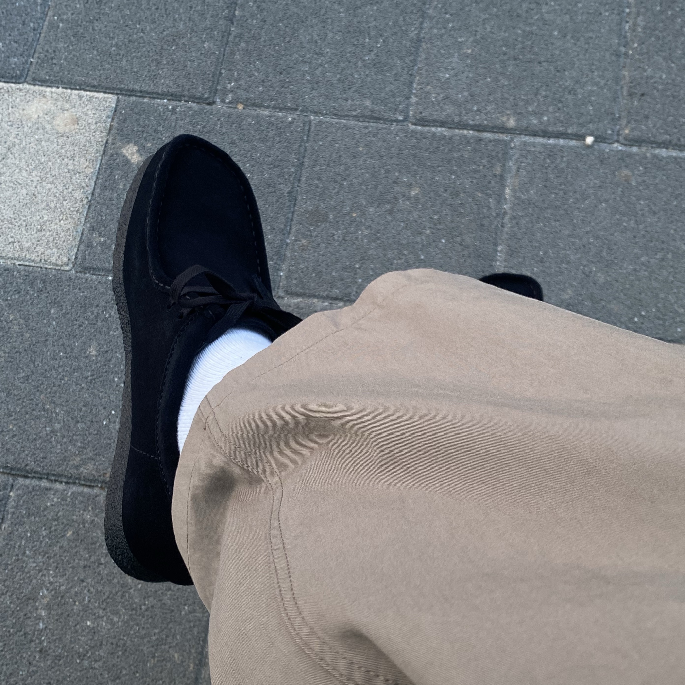 Clarks Wallabee Black Suede 착용 스타일