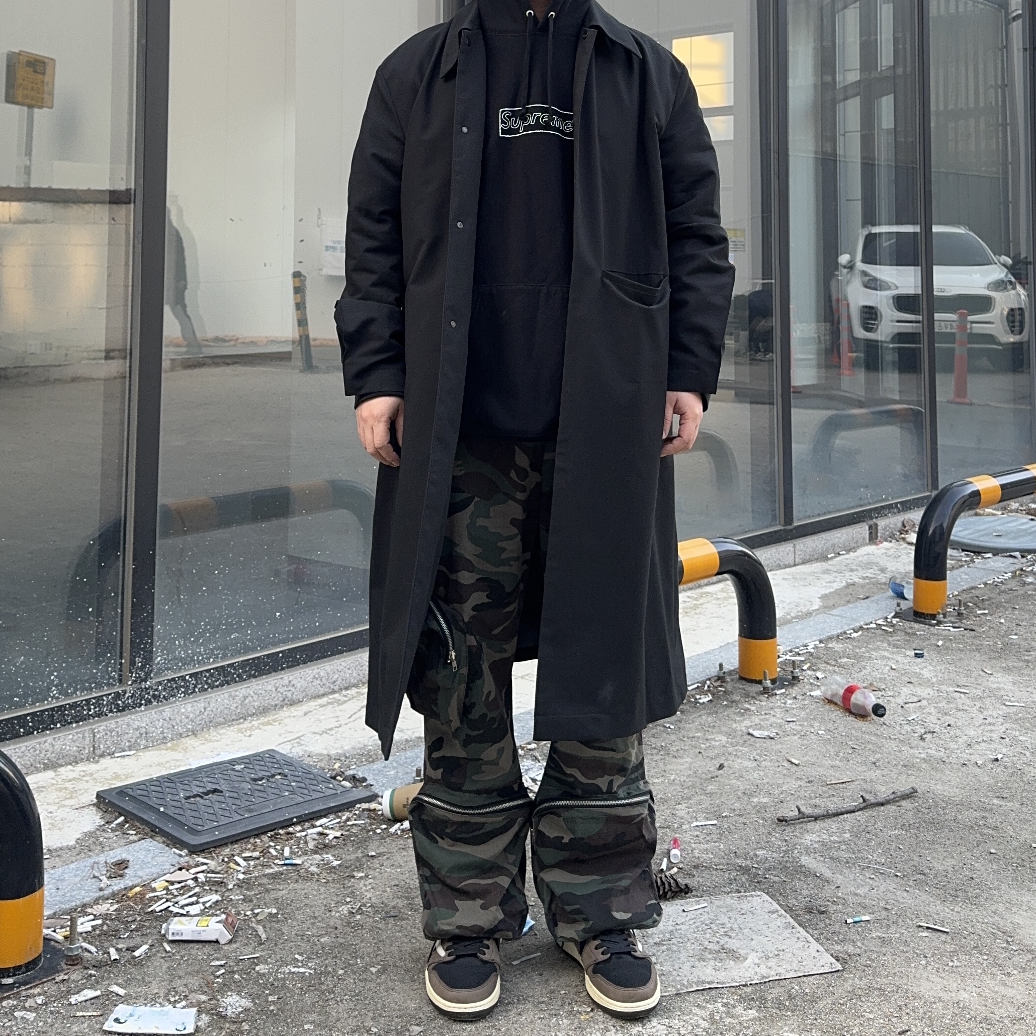 Jordan 1 x Travis Scott Retro Low OG SP Mocha, Supreme x Kaws Chalk Logo Hooded Sweatshirt Black - 21SS 착용 스타일