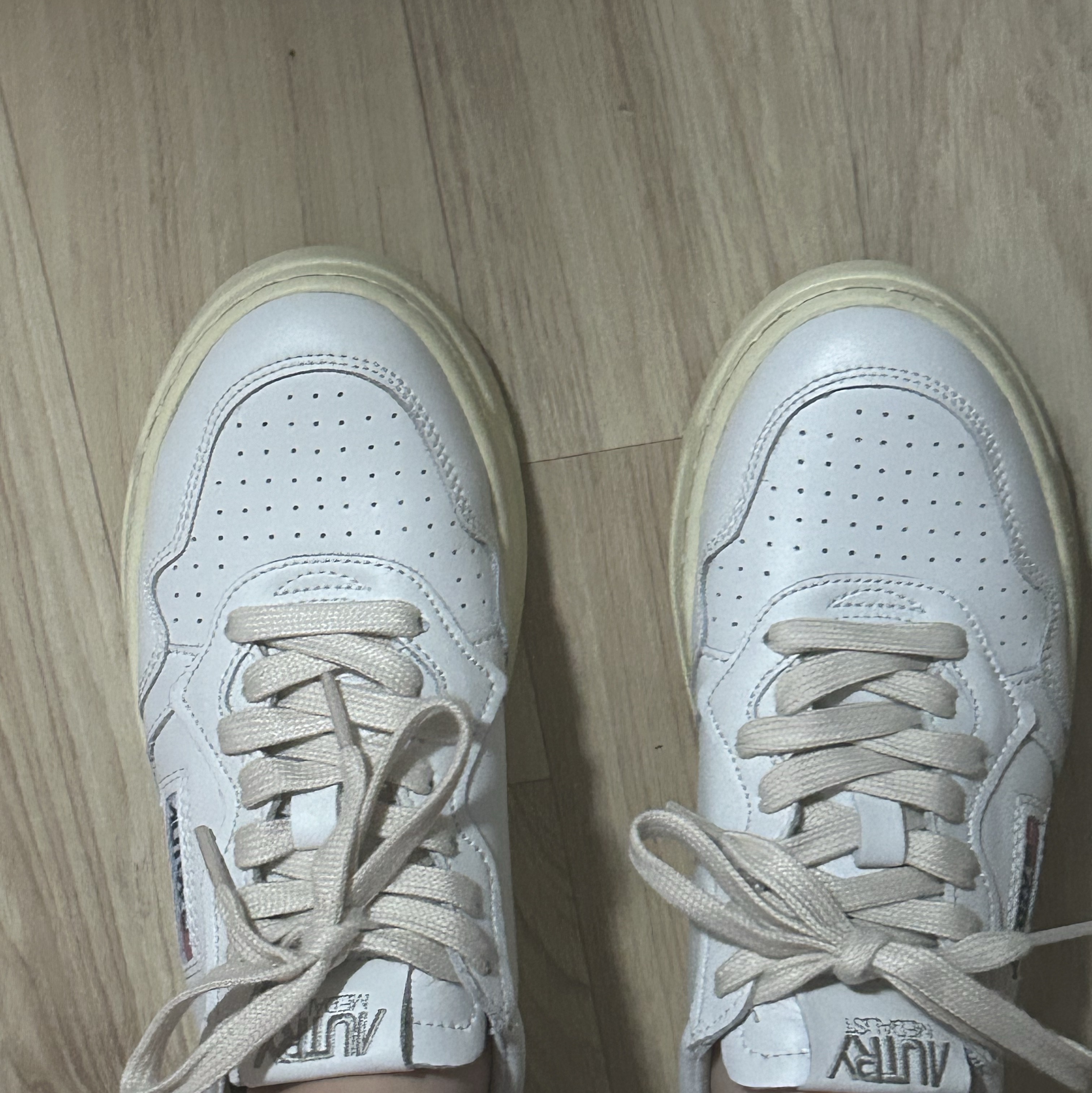 (W) Autry Medalist Low Leather Sneakers White Silver 착용 스타일 - 1