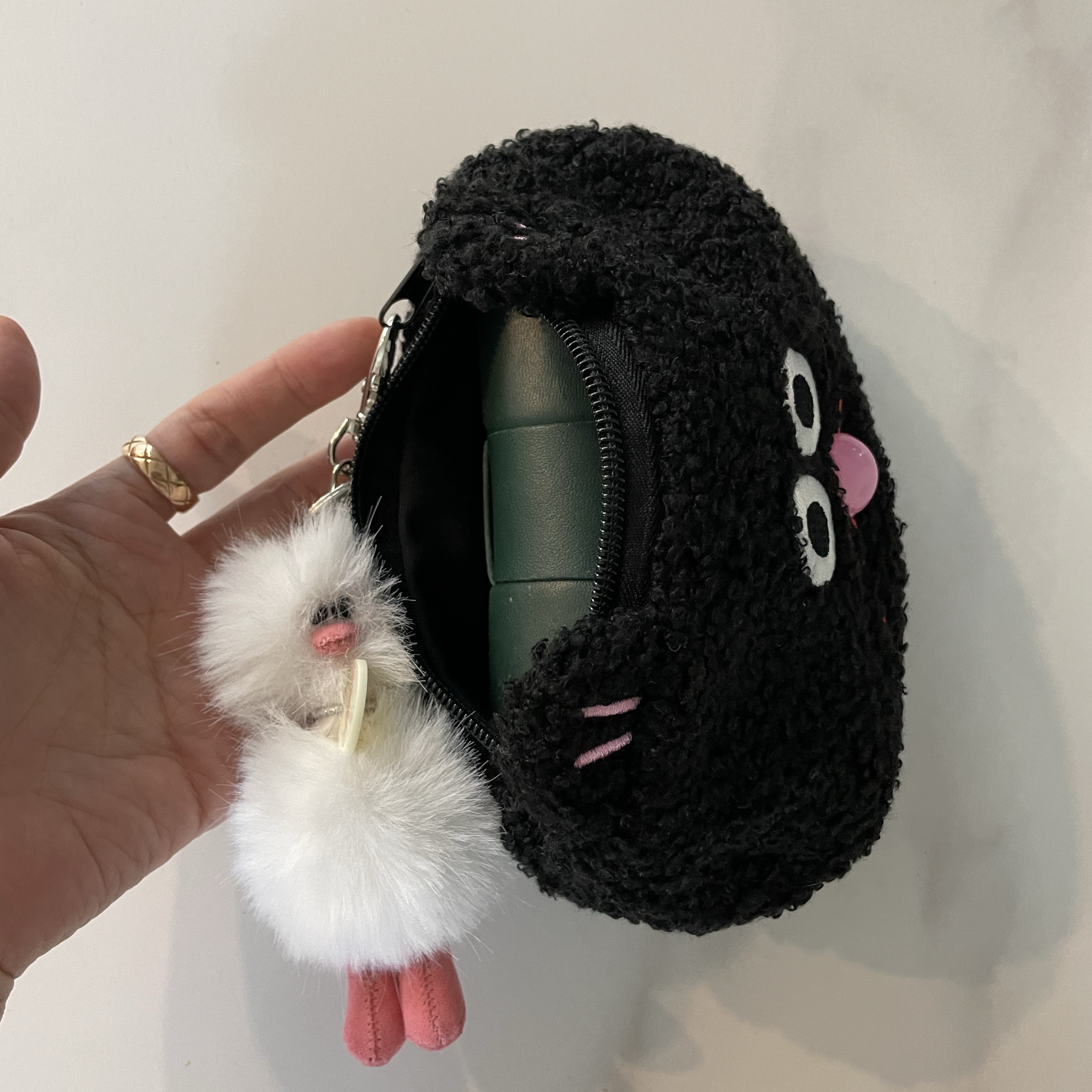 Monamhee Pouch Black, Cosymosy Mini Bird Keyring White - Renewal Ver. 착용 스타일 - 3