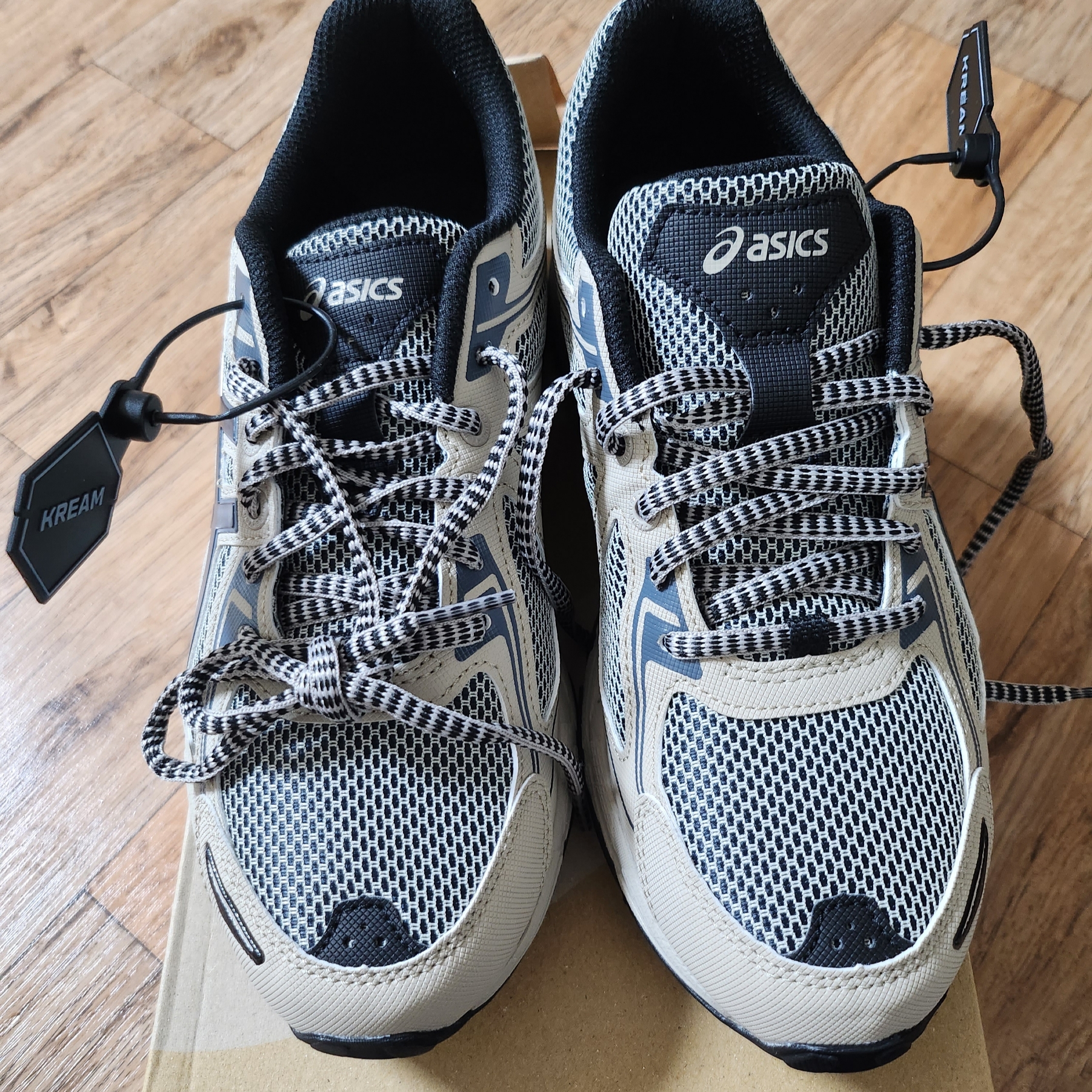 Asics Gel-Venture 6 Feather Grey Black 착용 스타일