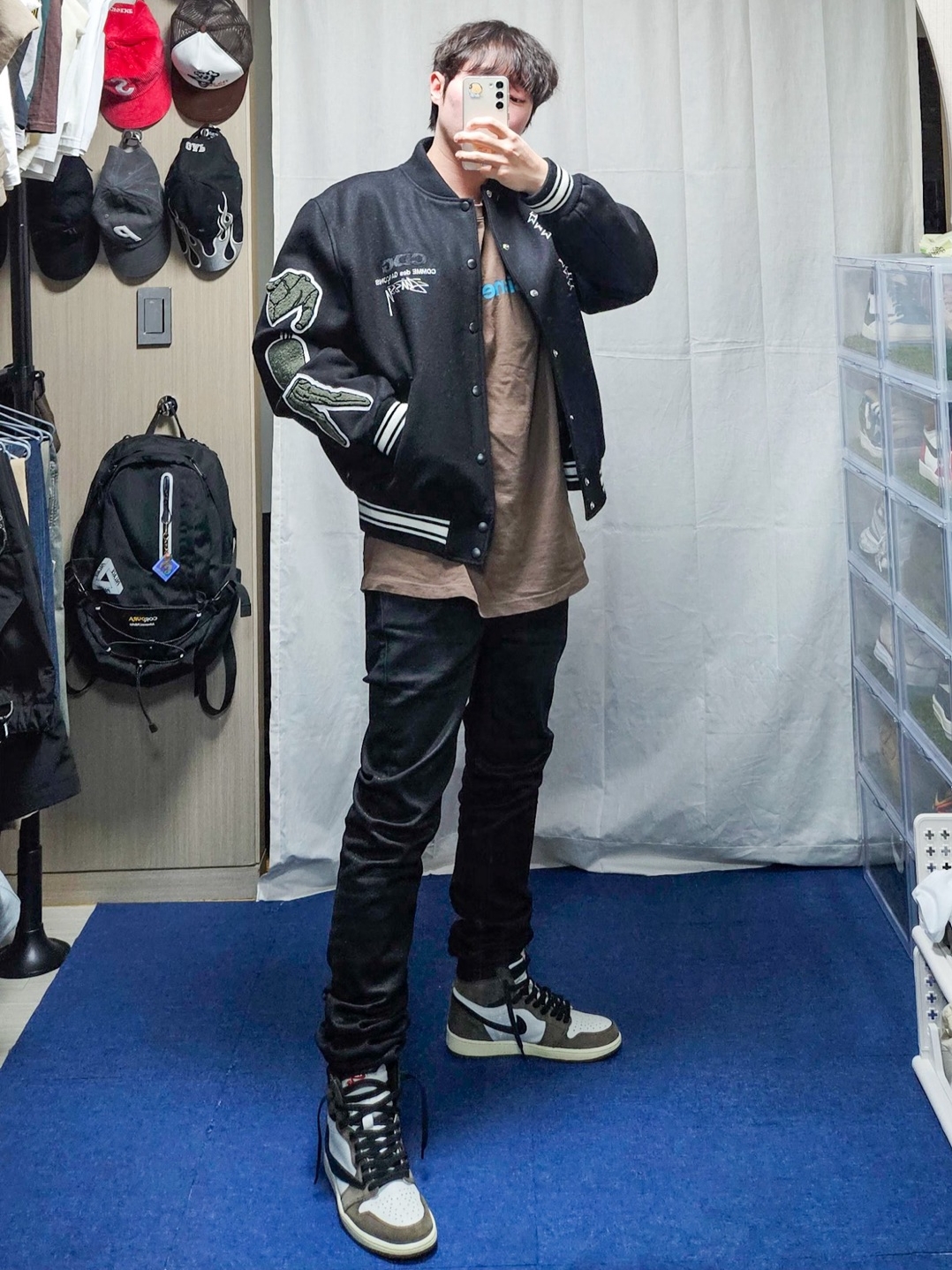 Jordan 1 x Travis Scott Retro High OG SP Mocha, Undermycar Black Mamba Slim Fit Red Stitch Wax Coating Jeans Rumba Red - 22FW 착용 스타일 - 3