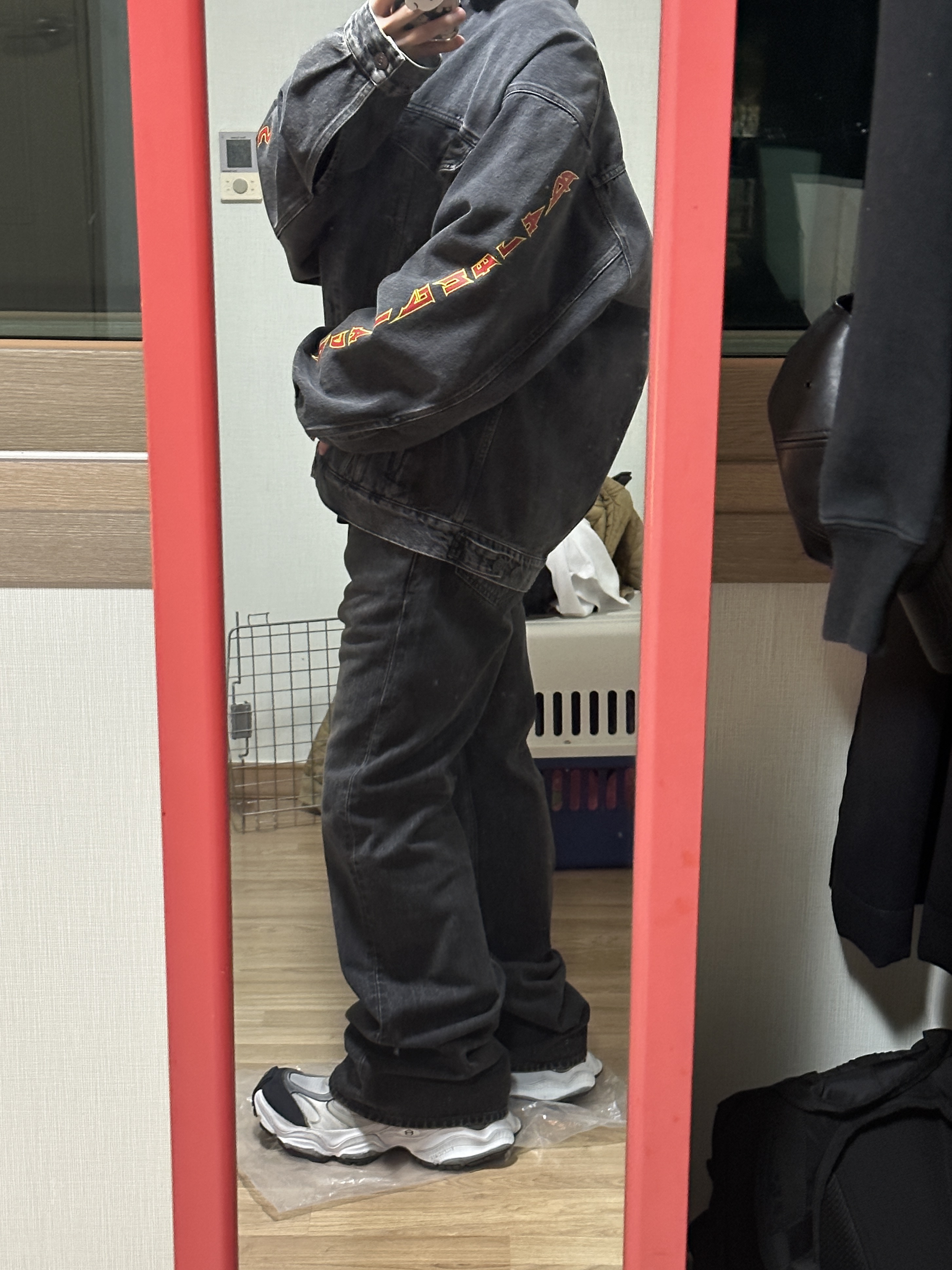 Balenciaga Flared Pants in Black 착용 스타일 - 1