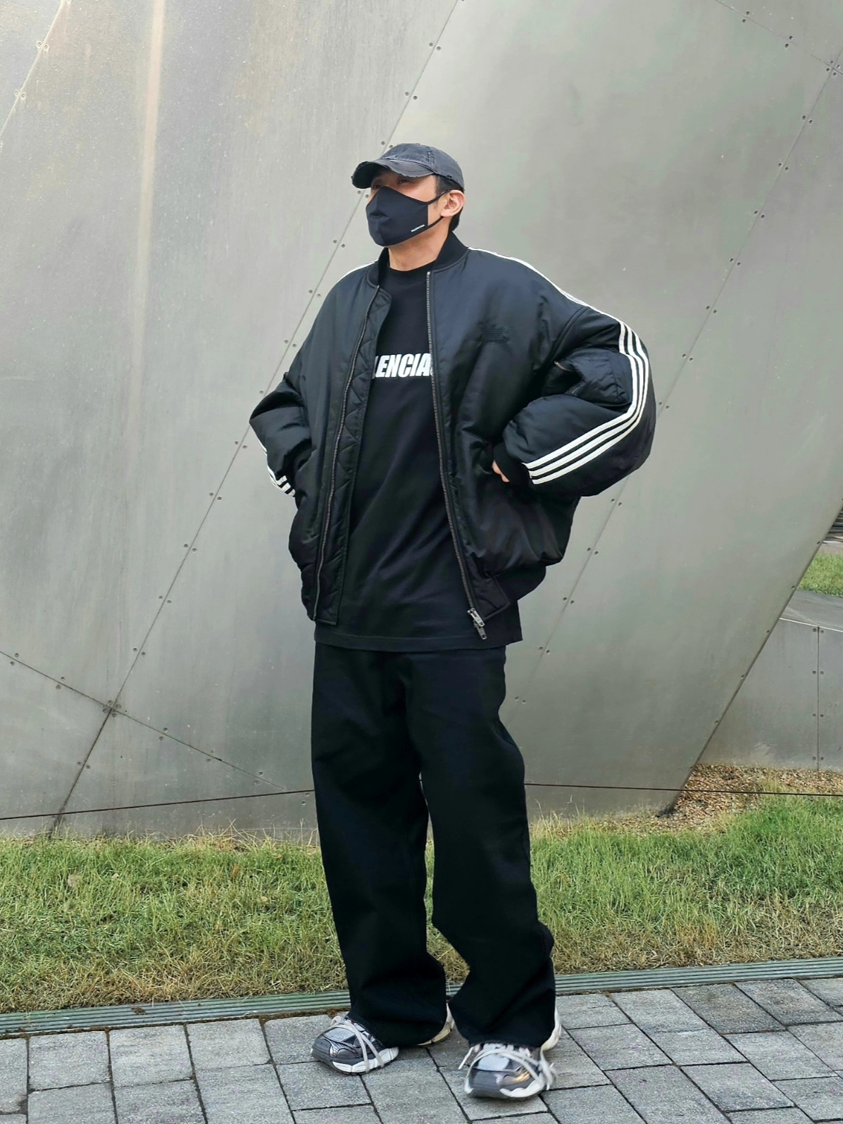 Balenciaga x Adidas Bomber Jacket Black, Balenciaga 3XL Sneakers Grey White Red 착용 스타일 - 2