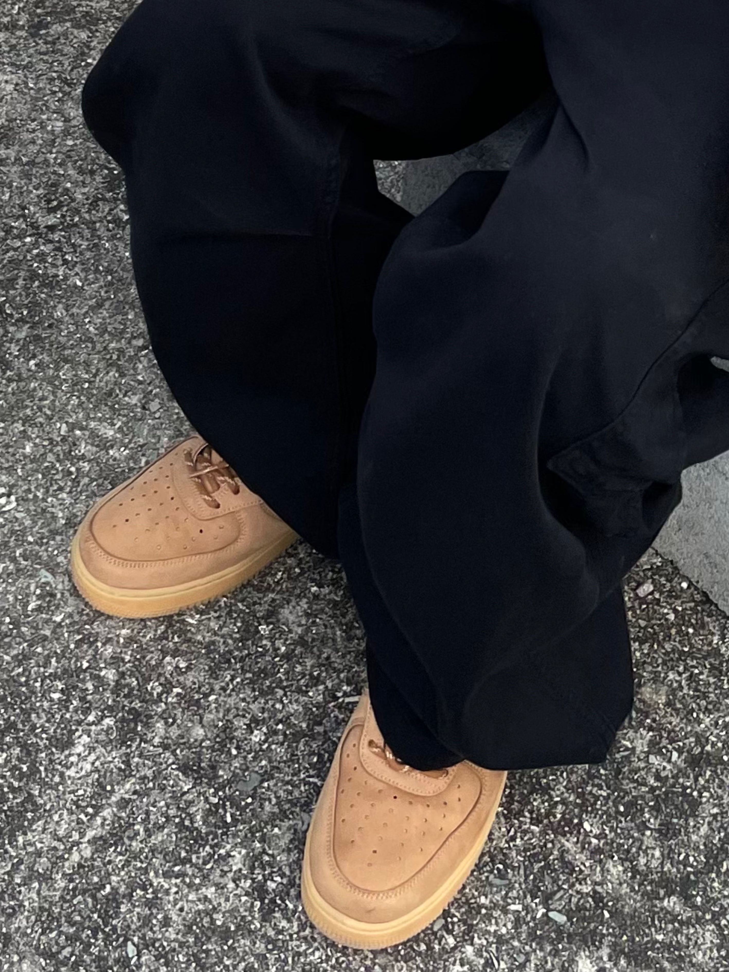Nike Air Force 1 '07 WB Flax, Carhartt WIP Cole Cargo Pants Black Garment Dyed 착용 스타일 - 2